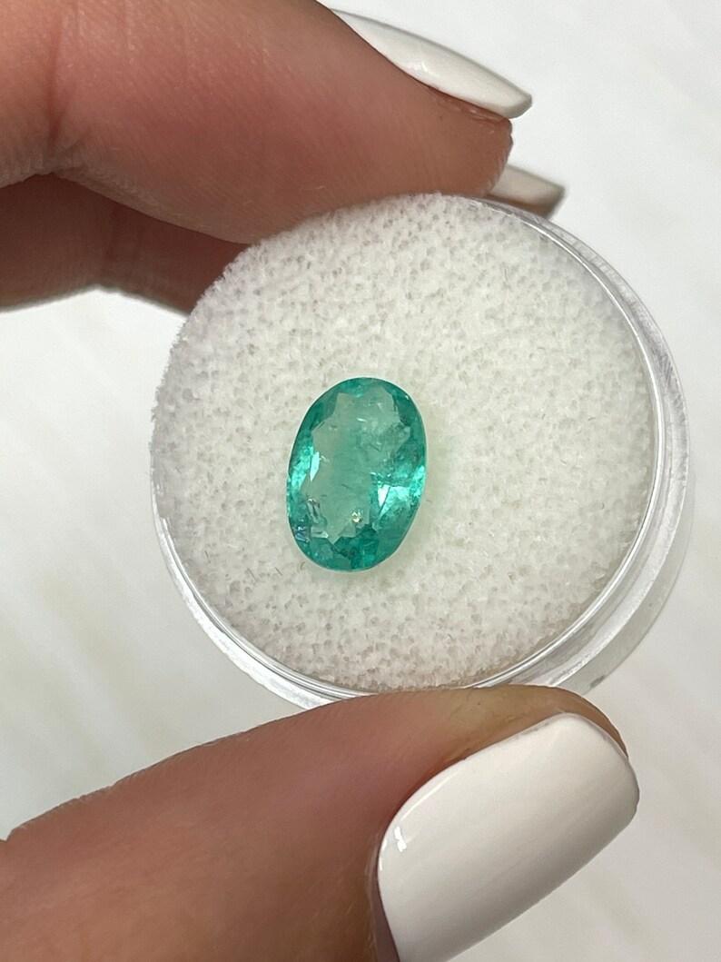 1.89ct 10.7x7.5 Hellbläulich grüner natürlicher kolumbianischer Smaragd - Ovalschliff Edelstein (Moderne) im Angebot