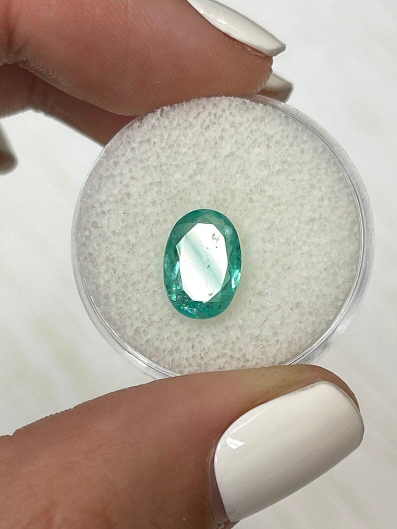 1.89ct 10.7x7.5 Hellbläulich grüner natürlicher kolumbianischer Smaragd - Ovalschliff Edelstein im Angebot 1