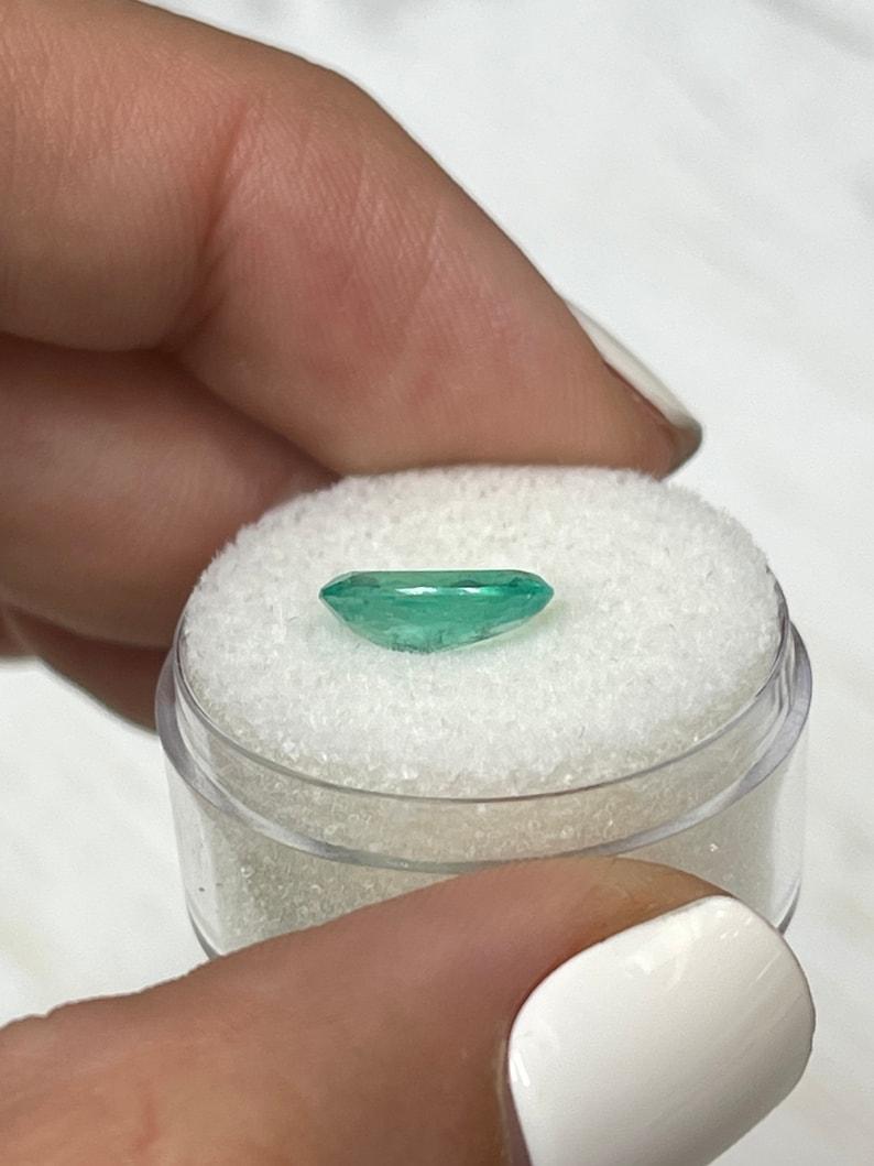 1.89ct 10.7x7.5 Hellbläulich grüner natürlicher kolumbianischer Smaragd - Ovalschliff Edelstein im Angebot 2