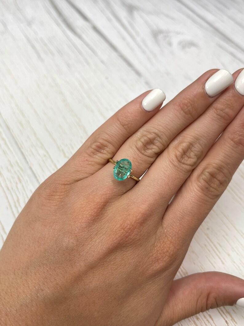 1.89ct 10.7x7.5 Hellbläulich grüner natürlicher kolumbianischer Smaragd - Ovalschliff Edelstein im Angebot 3