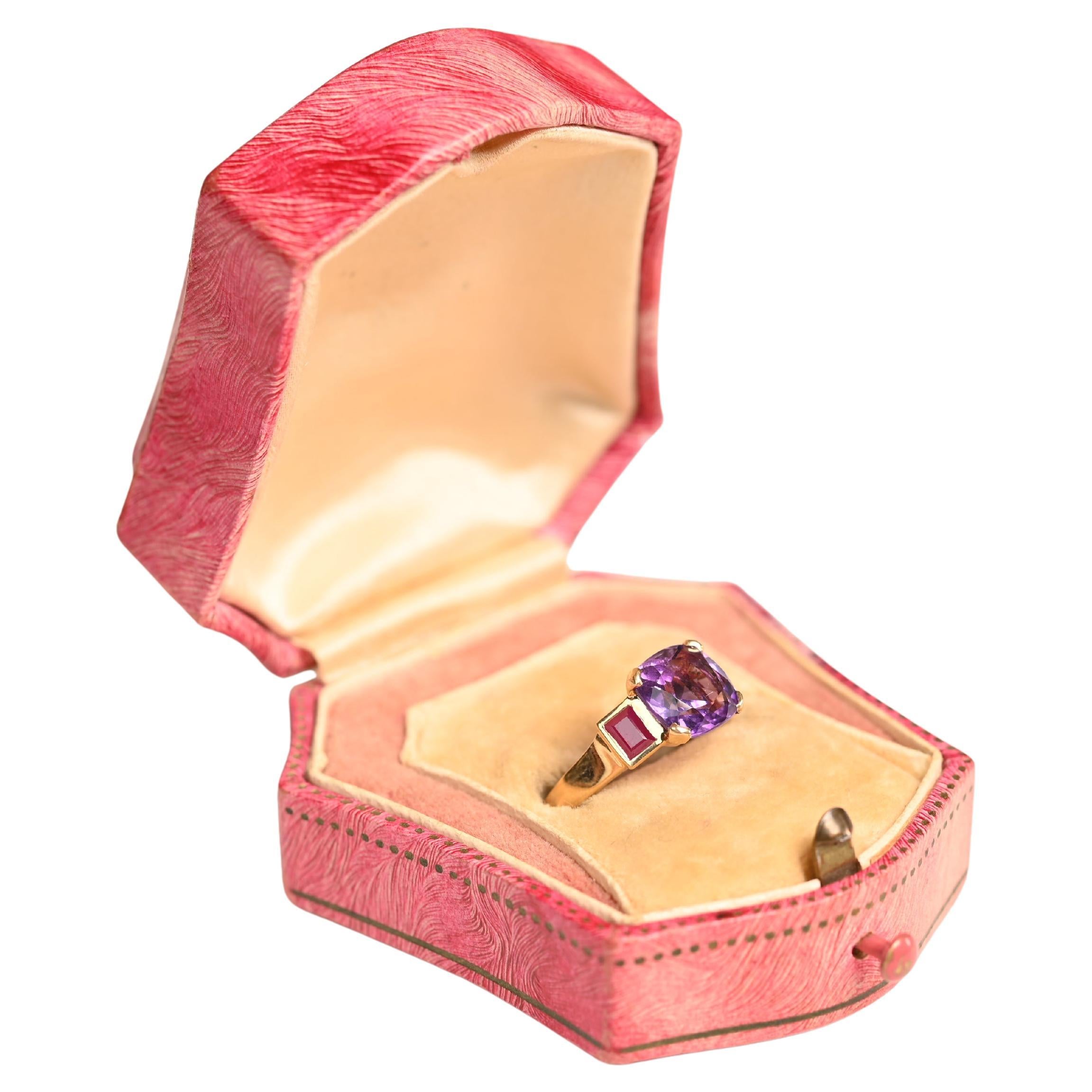 Ring mit Amethyst im Kissenschliff (ca. 1,80 Karat) und Rubin, 18 Karat Gelbgold