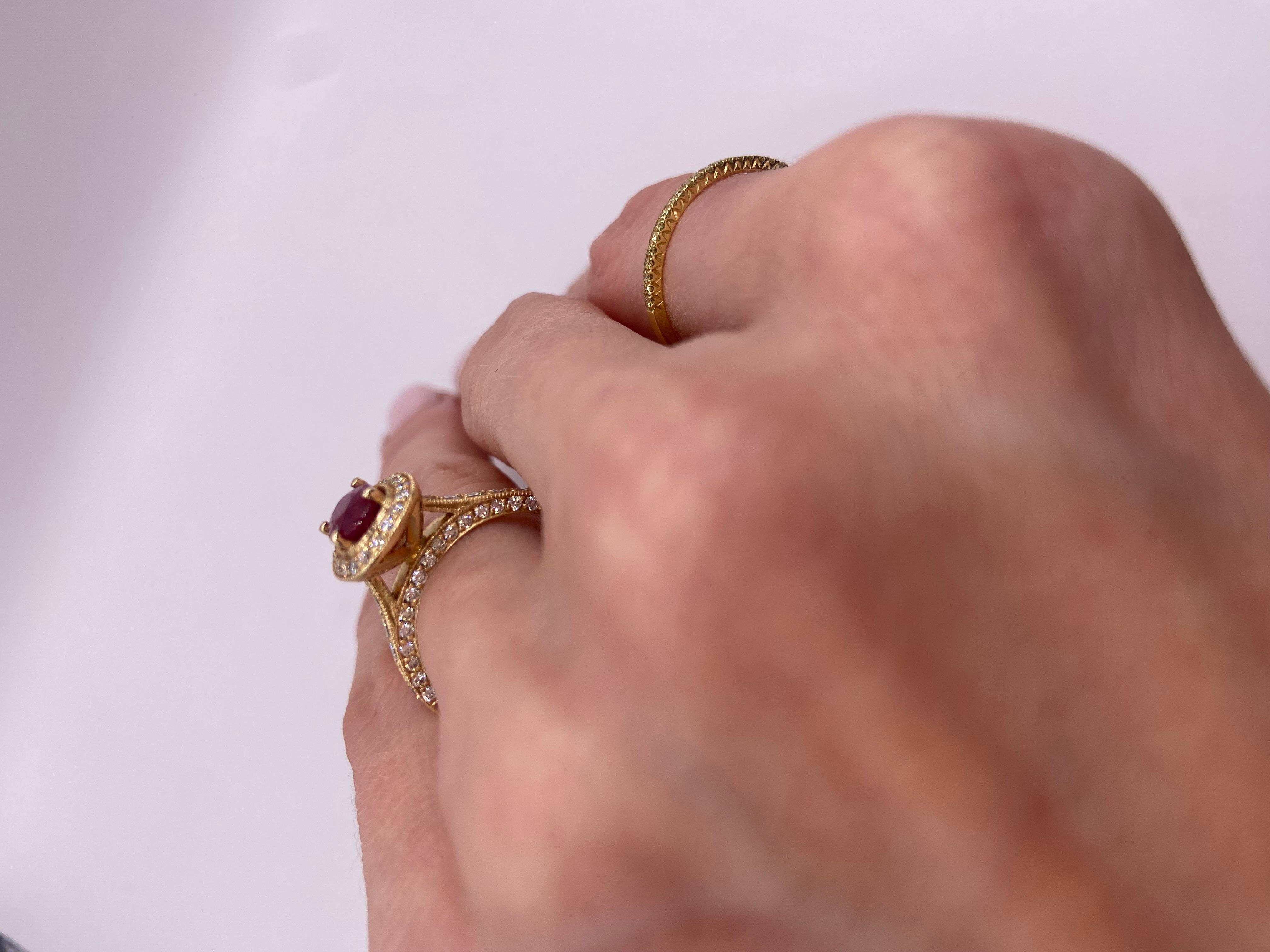Moderne Bague en or jaune 14 carats avec rubis ovale et halo de diamants ronds de 1,89 carat en vente