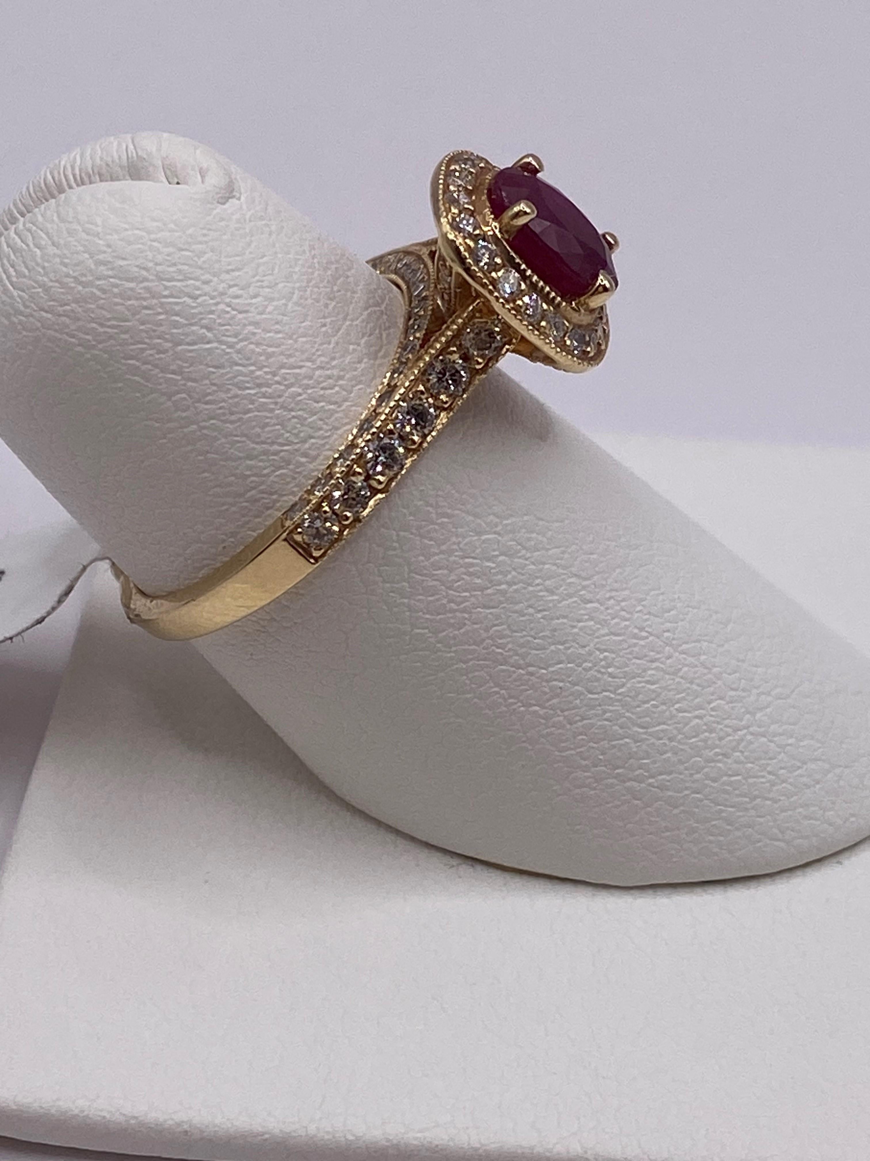 Bague en or jaune 14 carats avec rubis ovale et halo de diamants ronds de 1,89 carat Neuf - En vente à New York, NY