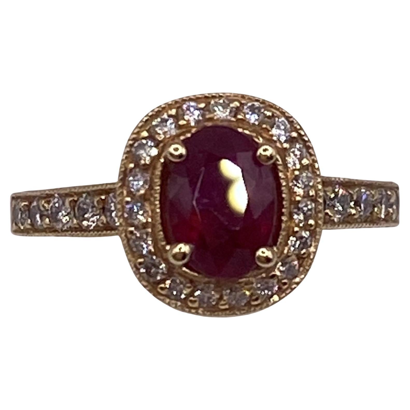 Bague en or jaune 14 carats avec rubis ovale et halo de diamants ronds de 1,89 carat en vente