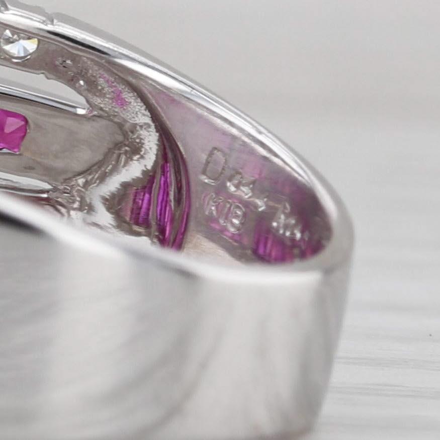 Anello con diamante e rubino da 1,89 ct. in oro bianco 18 carati, misura 7,5, design a fascia impilabile da cocktail in vendita 3