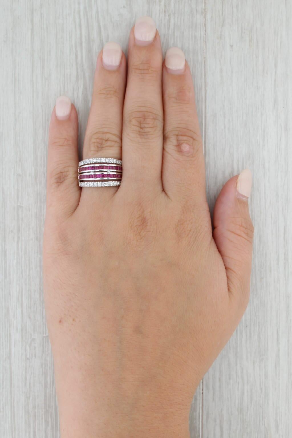 Anello con diamante e rubino da 1,89 ct. in oro bianco 18 carati, misura 7,5, design a fascia impilabile da cocktail in vendita 4