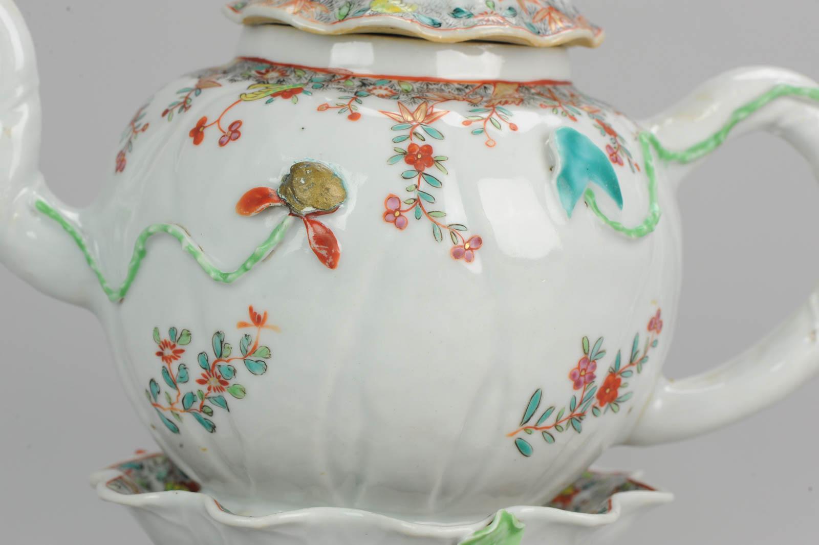 A very nicely decorated teapot with a stunning pattipan. Early Qianlong or late Yongzheng period. Great decoration.
Condition
Overall condition; Lid has 1 chip to handle and 1 smaller inside rim. Pattipan has 2 or 3 small frits/chips and 1 leg is