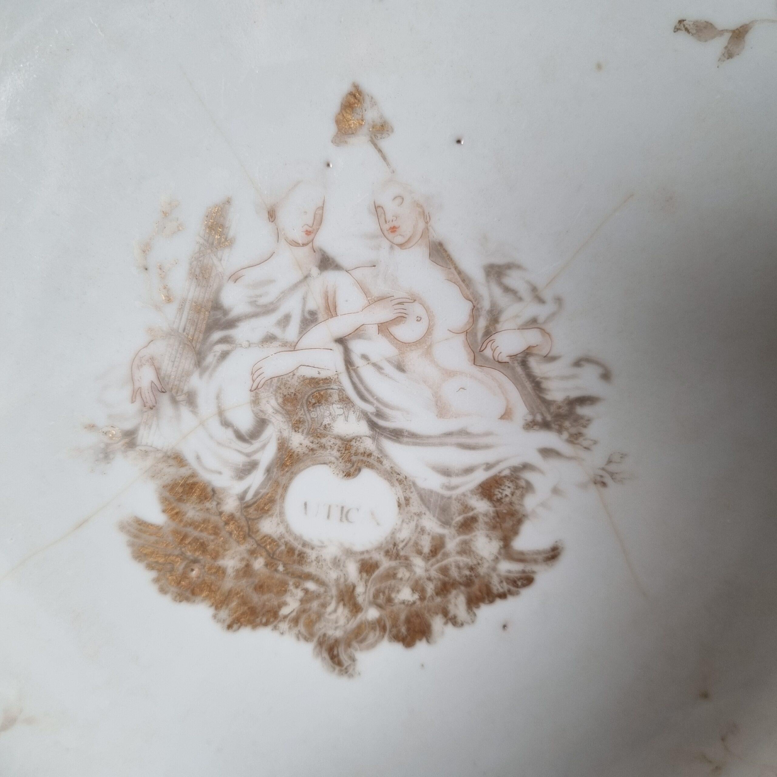 Qing Piatto in porcellana cinese del XVIII secolo con iscrizione UTICA Chine de Commande Qianlong in vendita
