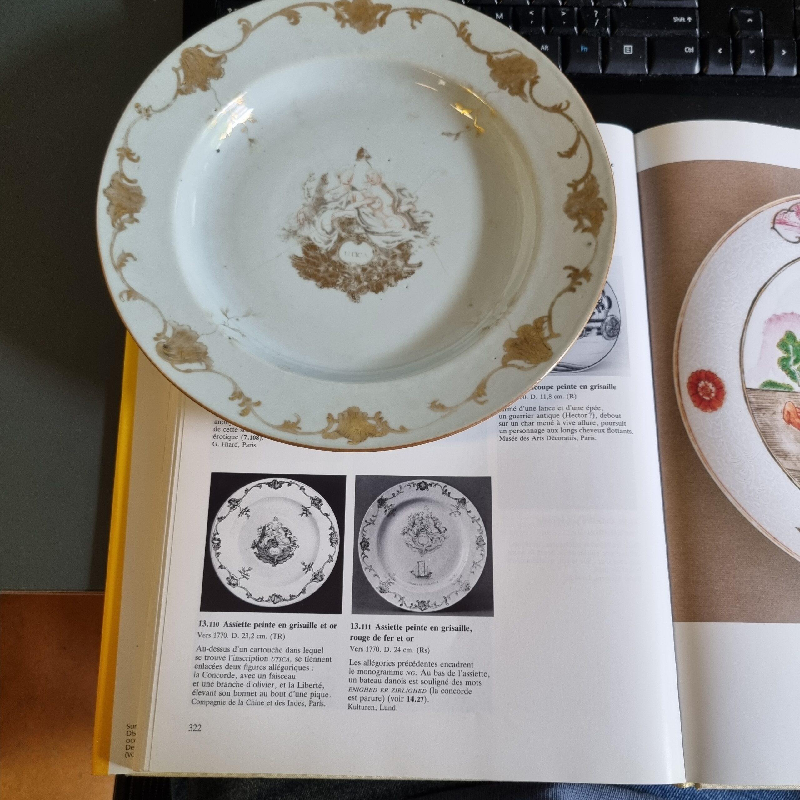 Cinese Piatto in porcellana cinese del XVIII secolo con iscrizione UTICA Chine de Commande Qianlong in vendita