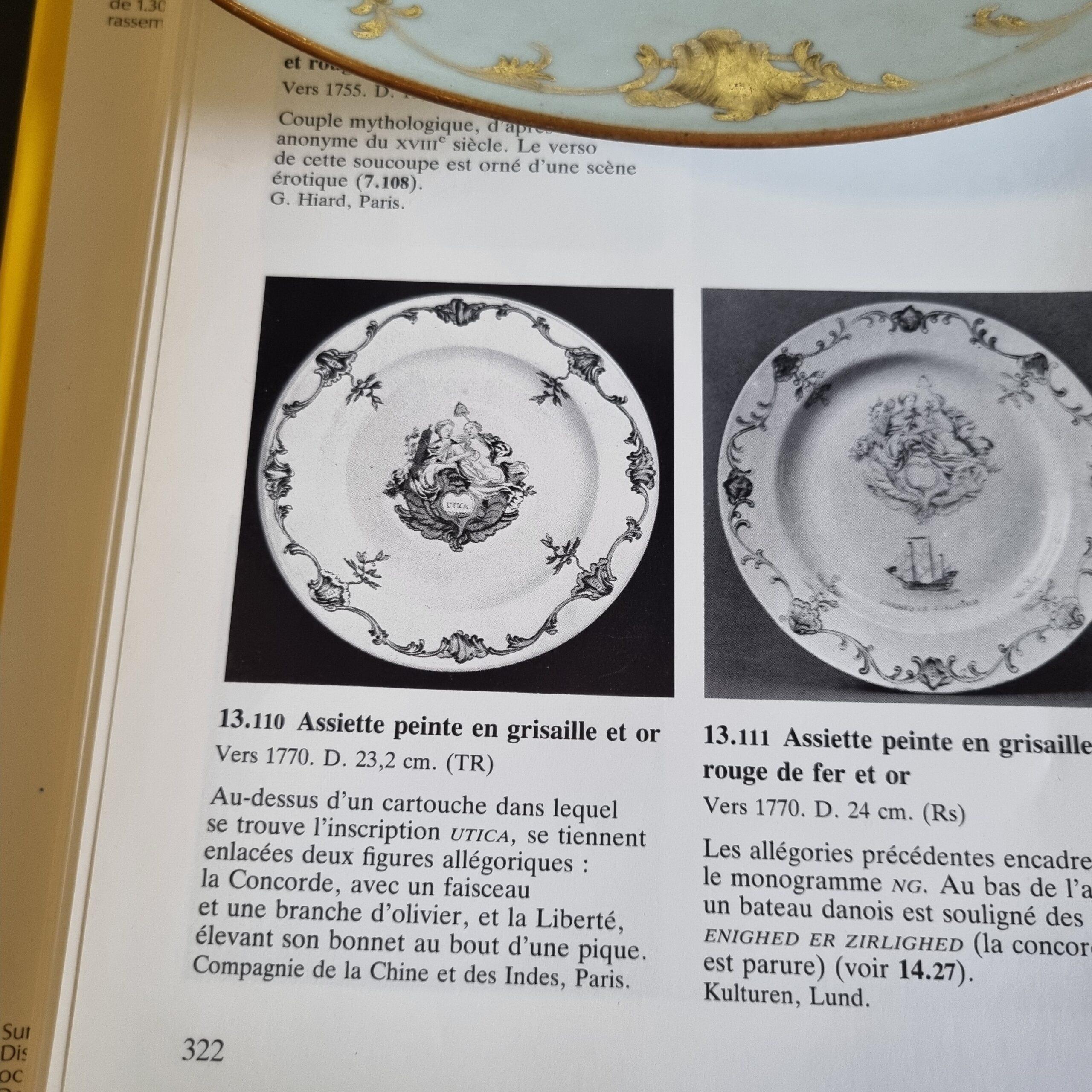 Piatto in porcellana cinese del XVIII secolo con iscrizione UTICA Chine de Commande Qianlong In condizioni buone in vendita a Amsterdam, Noord Holland
