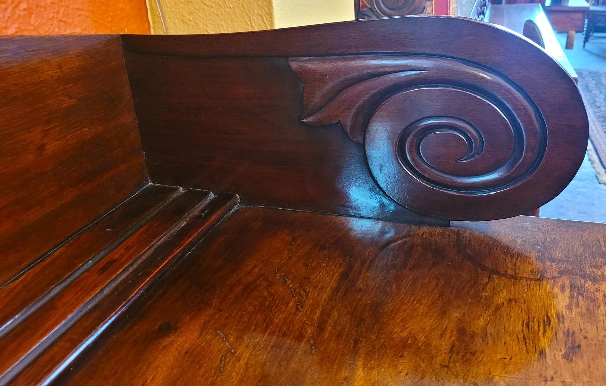 Irisches georgianisches Kork-Sideboard aus dem 18. Jahrhundert (Handgeschnitzt) im Angebot