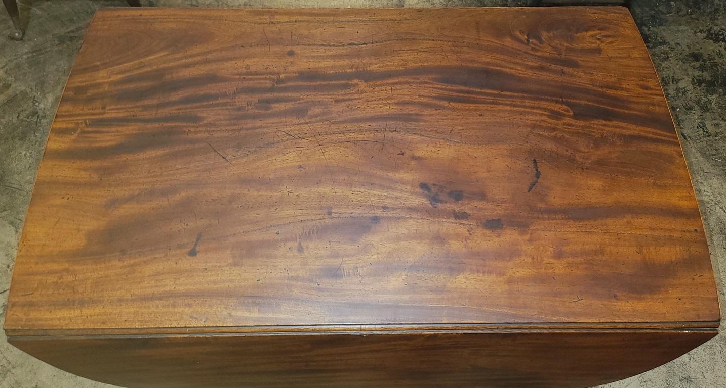 Mesa Pembroke de caoba georgiana irlandesa del siglo XVIII Jorge II en venta