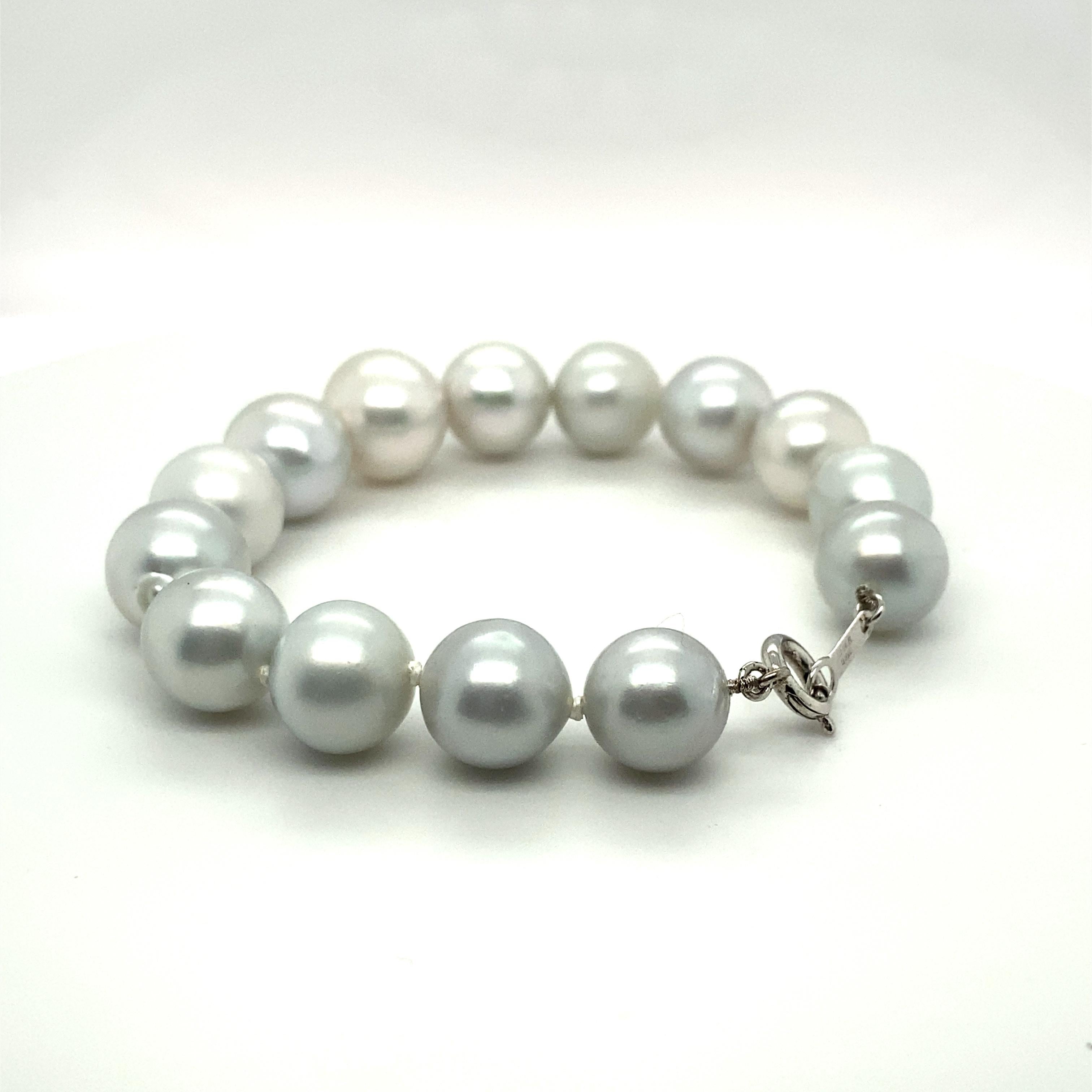 Silver South Sea Pearl Sterling Silver Clasp Bracelet In New Condition For Sale In Brisbane, QLD