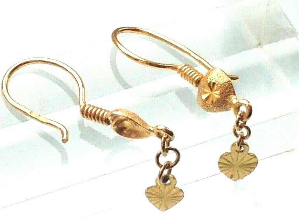 Exquisite handgefertigte 22ct Gold Ohrringe
mit 18ct Goldhaken
Ohrringe sind gestempelt 916 
auf der Innenseite jedes Hauptherzens 
und die Haken sind mit 18 Karat Gold gestempelt.
Raffiniertes feminines Design, das zeitlos ist
Datiert 1977

