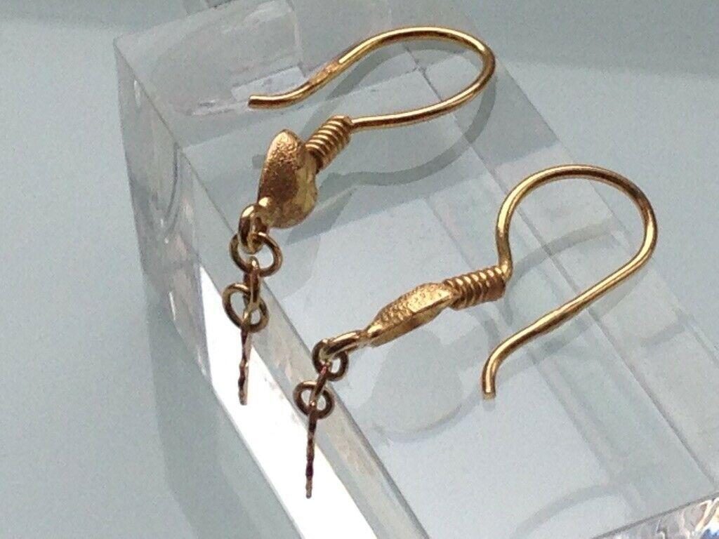 deli use gold earrings