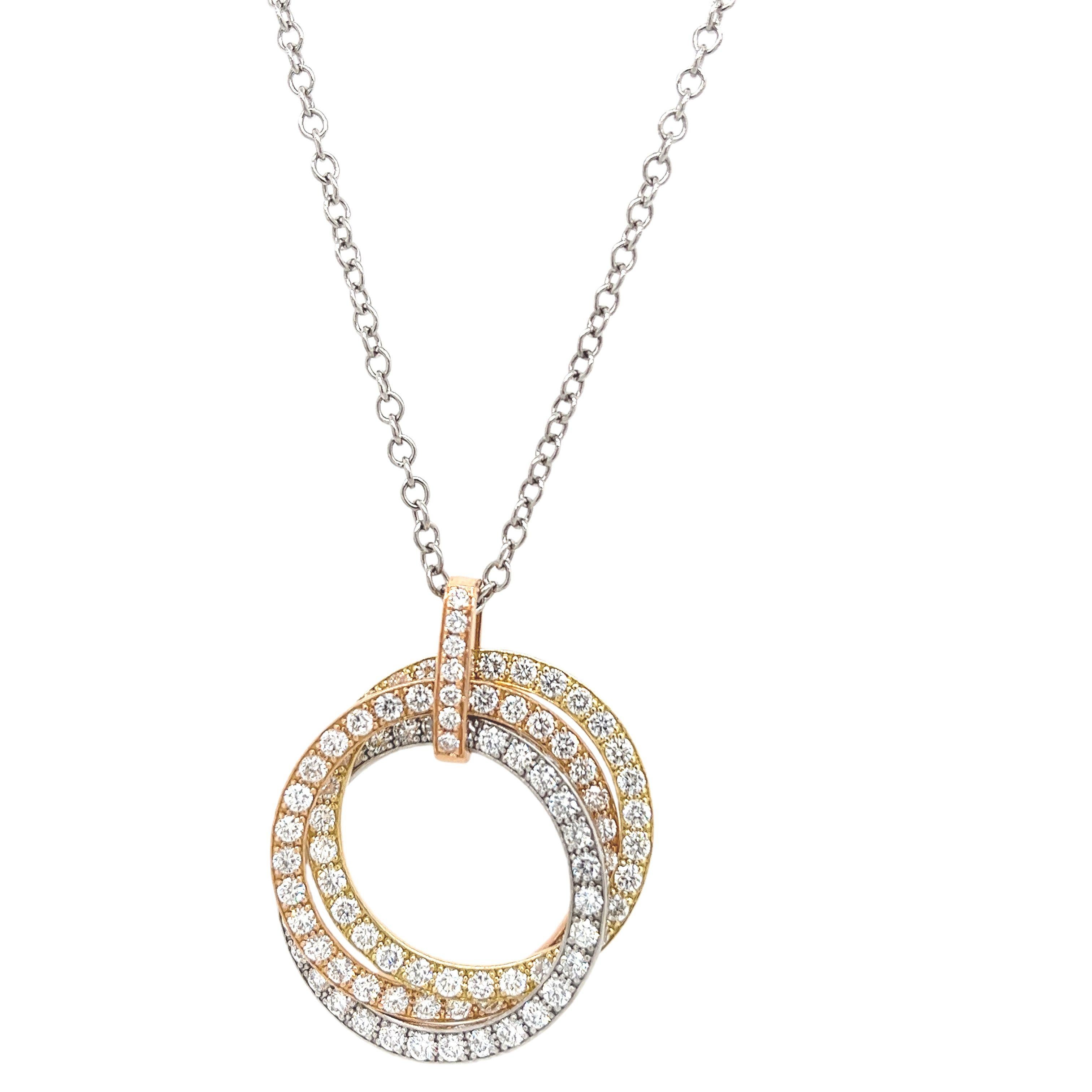Ce magnifique pendentif cercle de vie en diamant de 3 couleurs est serti dans de l'or rose, blanc et jaune 9ct avec 2,60ct diamants ronds de taille brillant. Il est suspendu à une chaîne en or blanc 9ct de 26