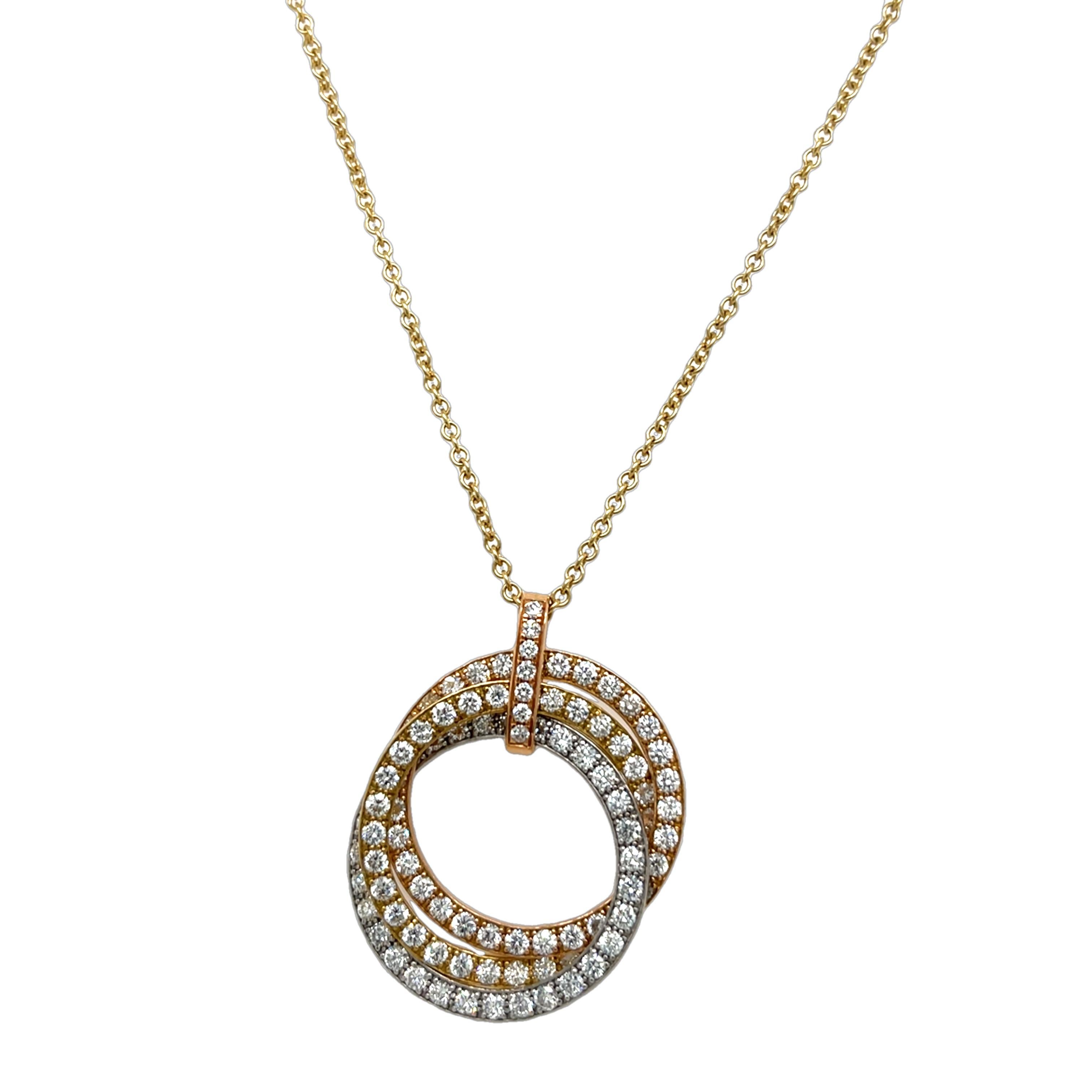 Ce magnifique pendentif cercle de vie en diamant de 3 couleurs est serti dans de l'or rose, blanc et jaune 9ct avec 2,60ct diamants ronds de taille brillant. Il est suspendu à une chaîne en or blanc 9ct de 26