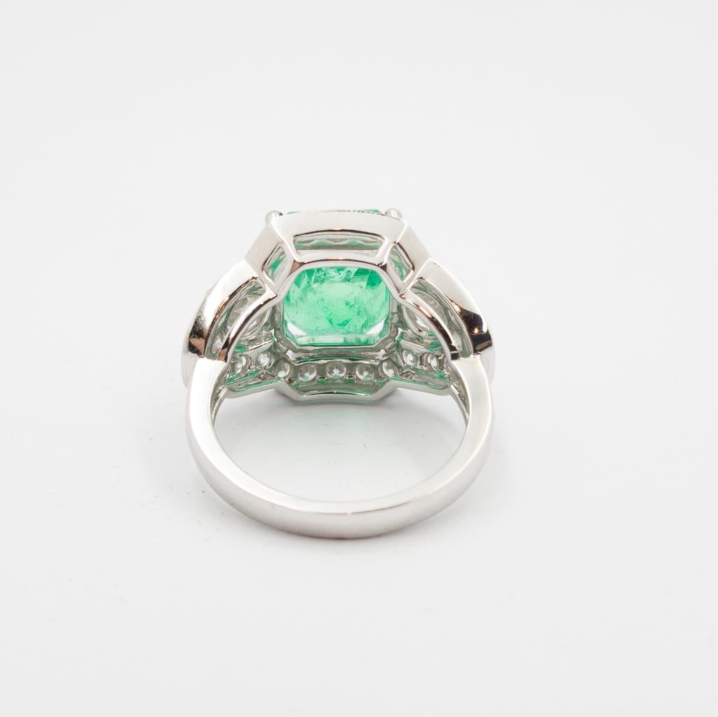 18ct 5.7ct Natural Emerald & 2.65ct TDW Diamond Statement Ring Size N In New Condition For Sale In FORTITUDE VALLEY, QLD