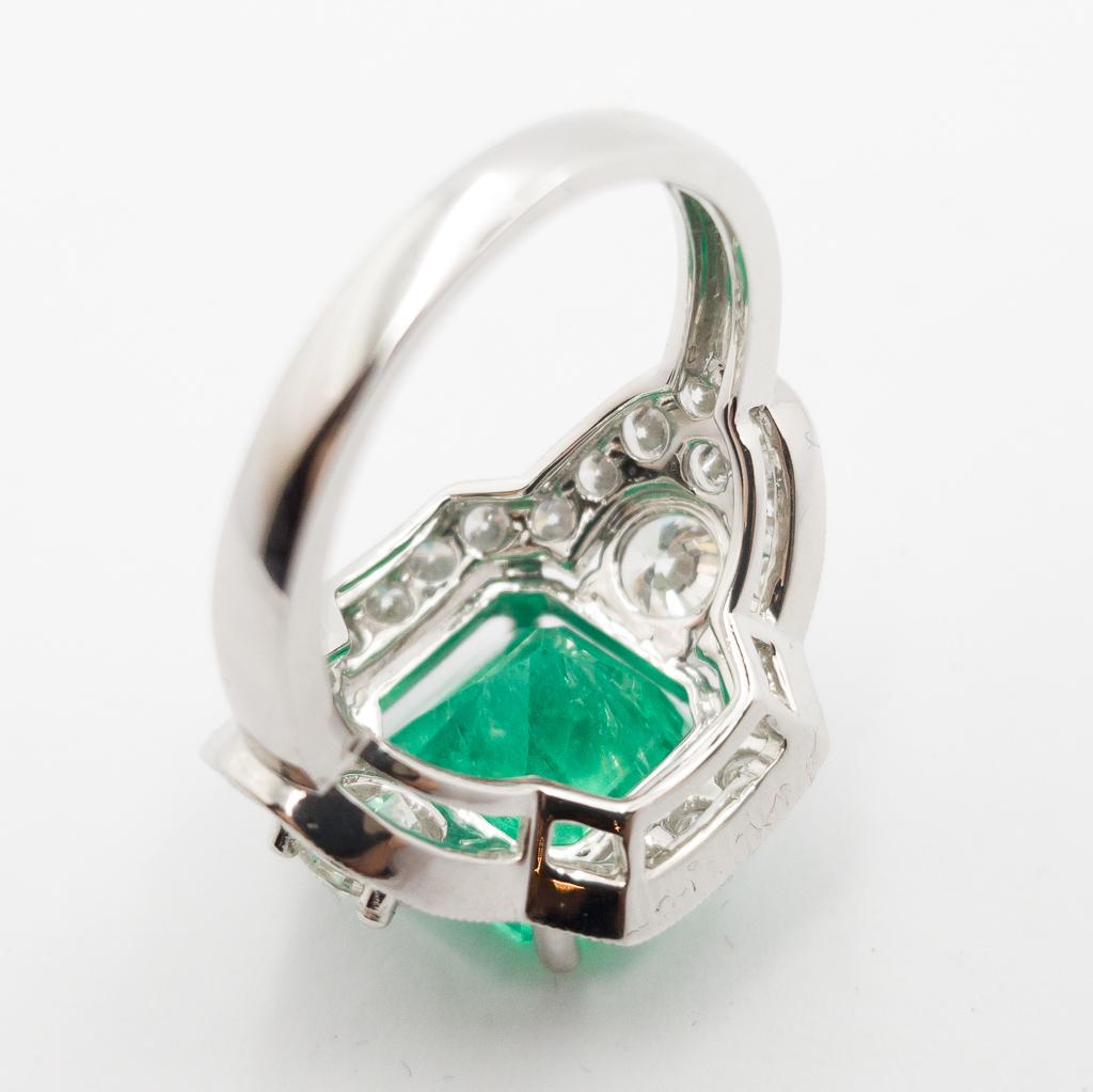 18ct 5.7ct Natural Emerald & 2.65ct TDW Diamond Statement Ring Size N For Sale 1