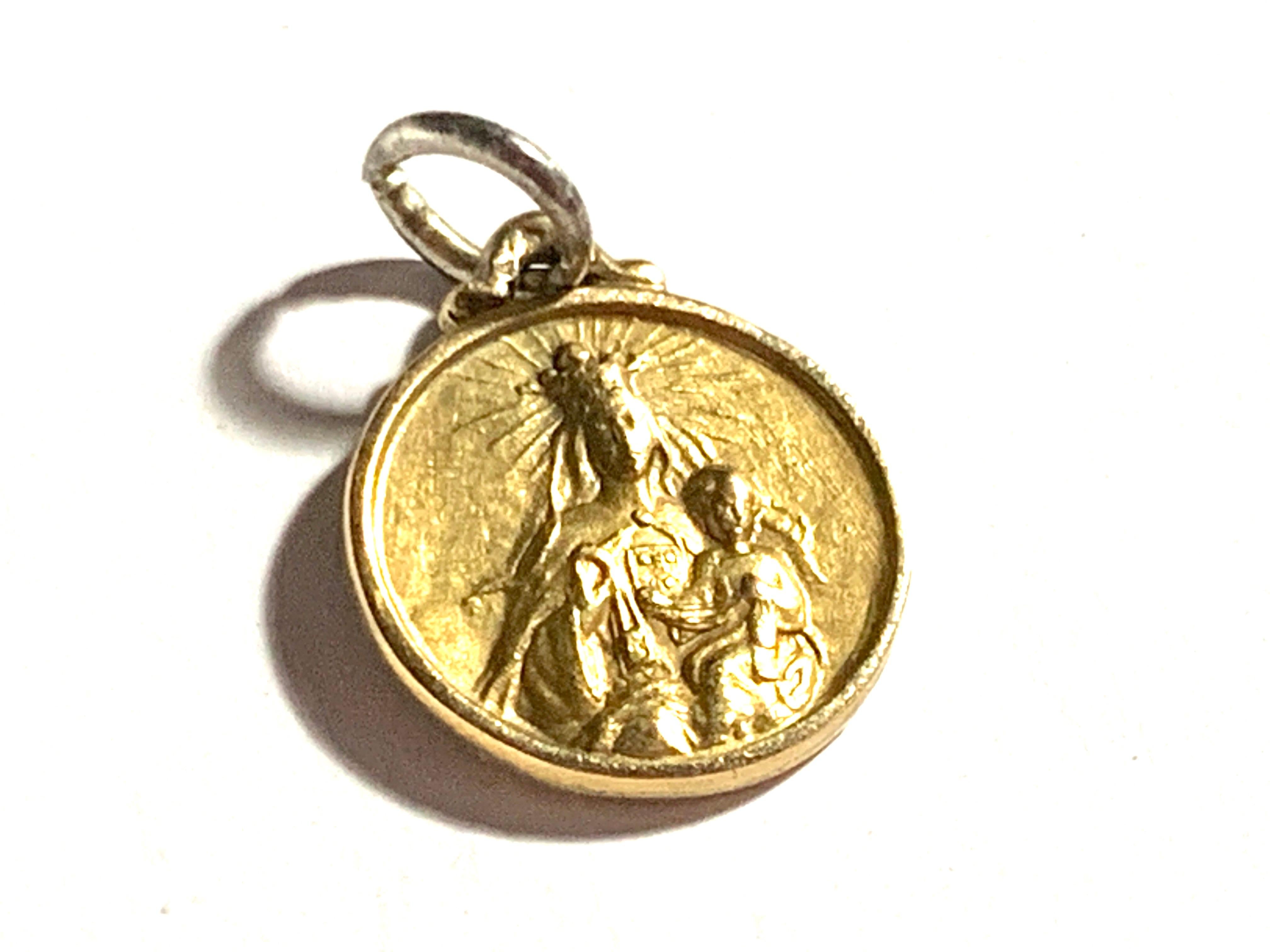 Beautiful Antique
Mother Mary & Baby Jesus religious Pendant
18ct 750 Gold 
Circa 1890s
weight 1.38 grammes
Diameter 12mm
the bolt ring has been silvered on top of 18ct gold - this is usual for this era