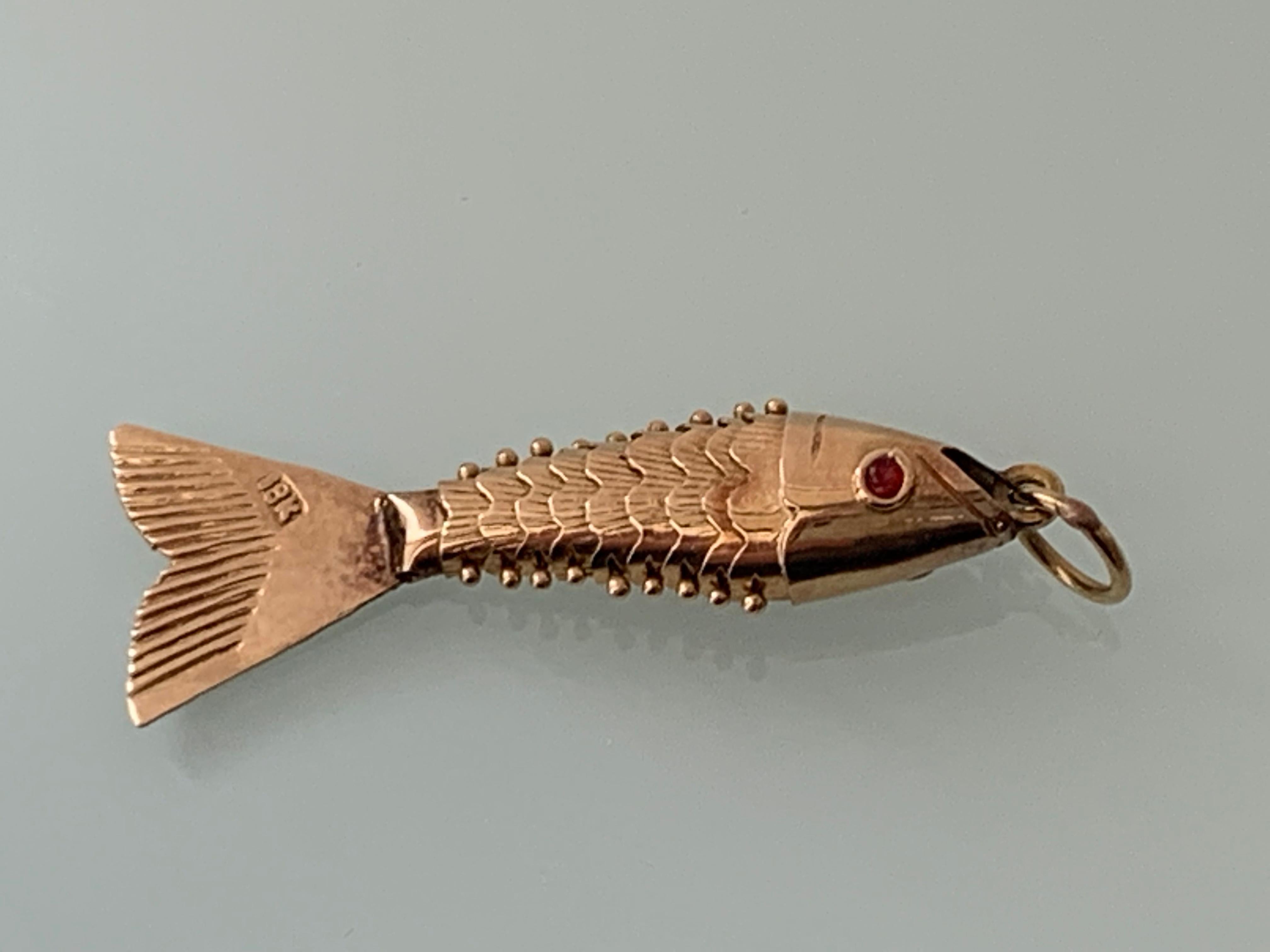 18ct 750 Gold Articulated Fish 
Stamped 18k
Era 1950s
Size 39mm x 9mm x 5mm ( Incl. Jump Ring)
Total Weight 1.19 grammes .