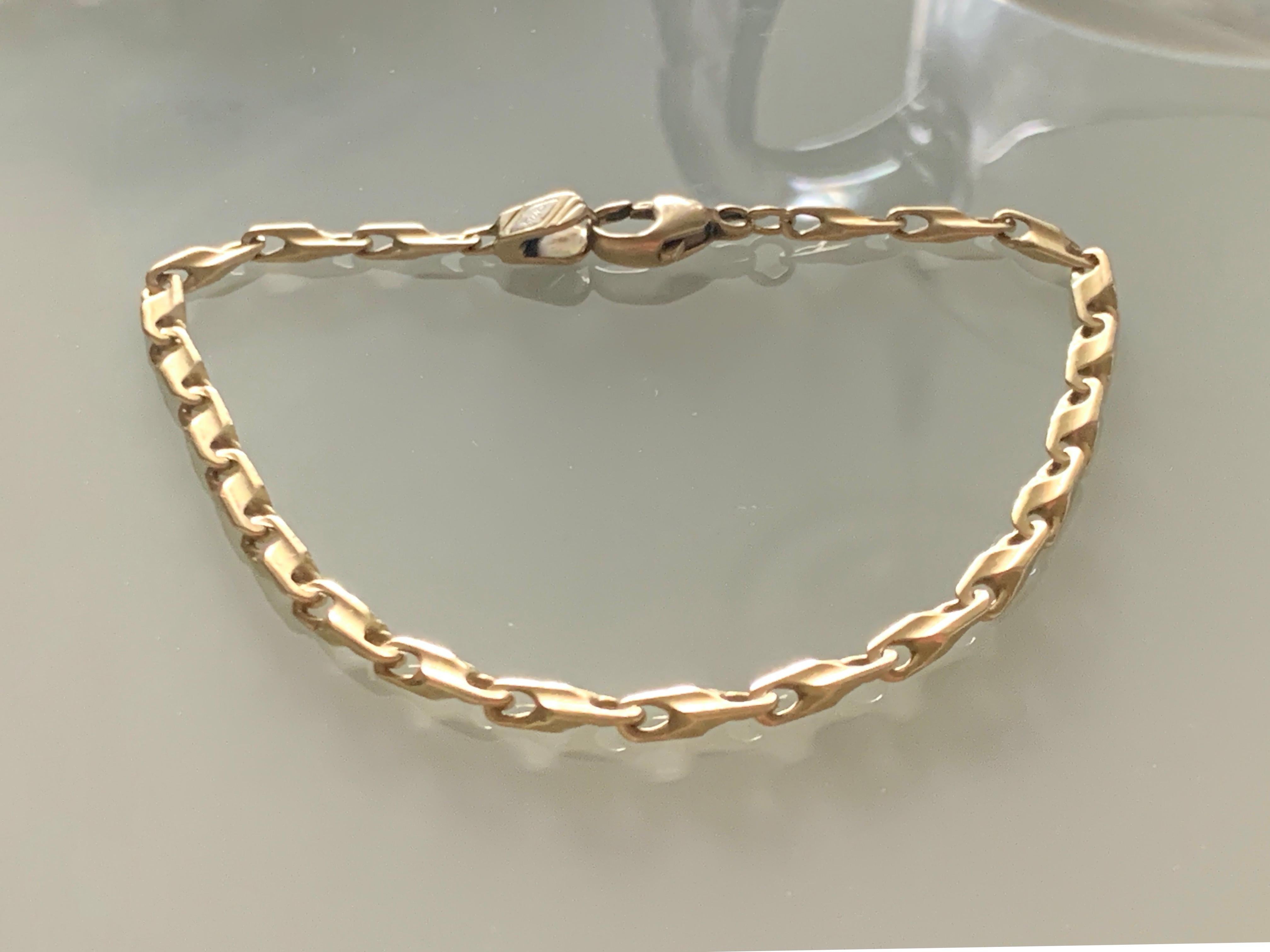 18ct 750 Gold Armband
Goldschmied Marke OMS
Vollständig gepunzt, sowohl britisch als auch italienisch
Gewicht 9,7 Gramm
Länge 8 Zoll
Dicke 3mm
Tiefe 1mm