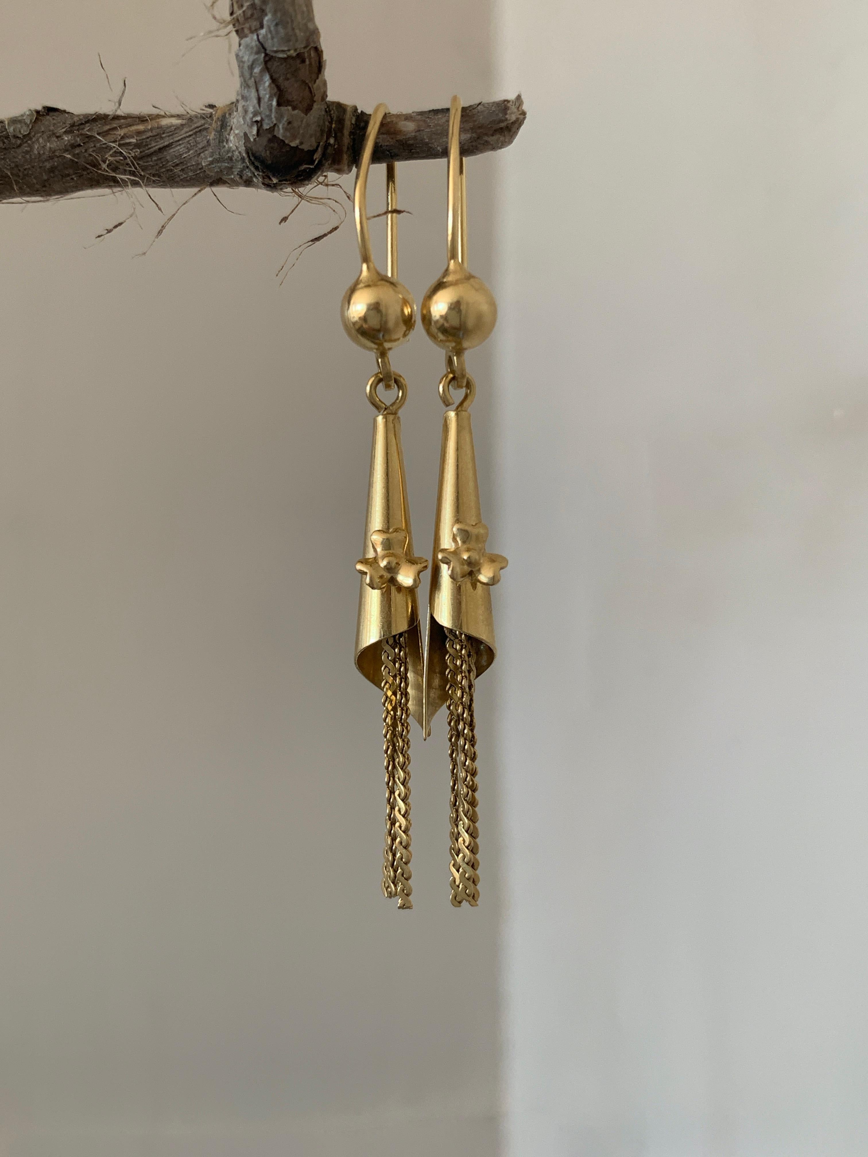 18ct 750 Gold Earrings
Design is clearly inspired by the Circus
Cones with dangling cones 
topped by front bows
offer a fun appeal 
Italian stamps Star 32 AR 1
and 750 on both 
Era 1970s