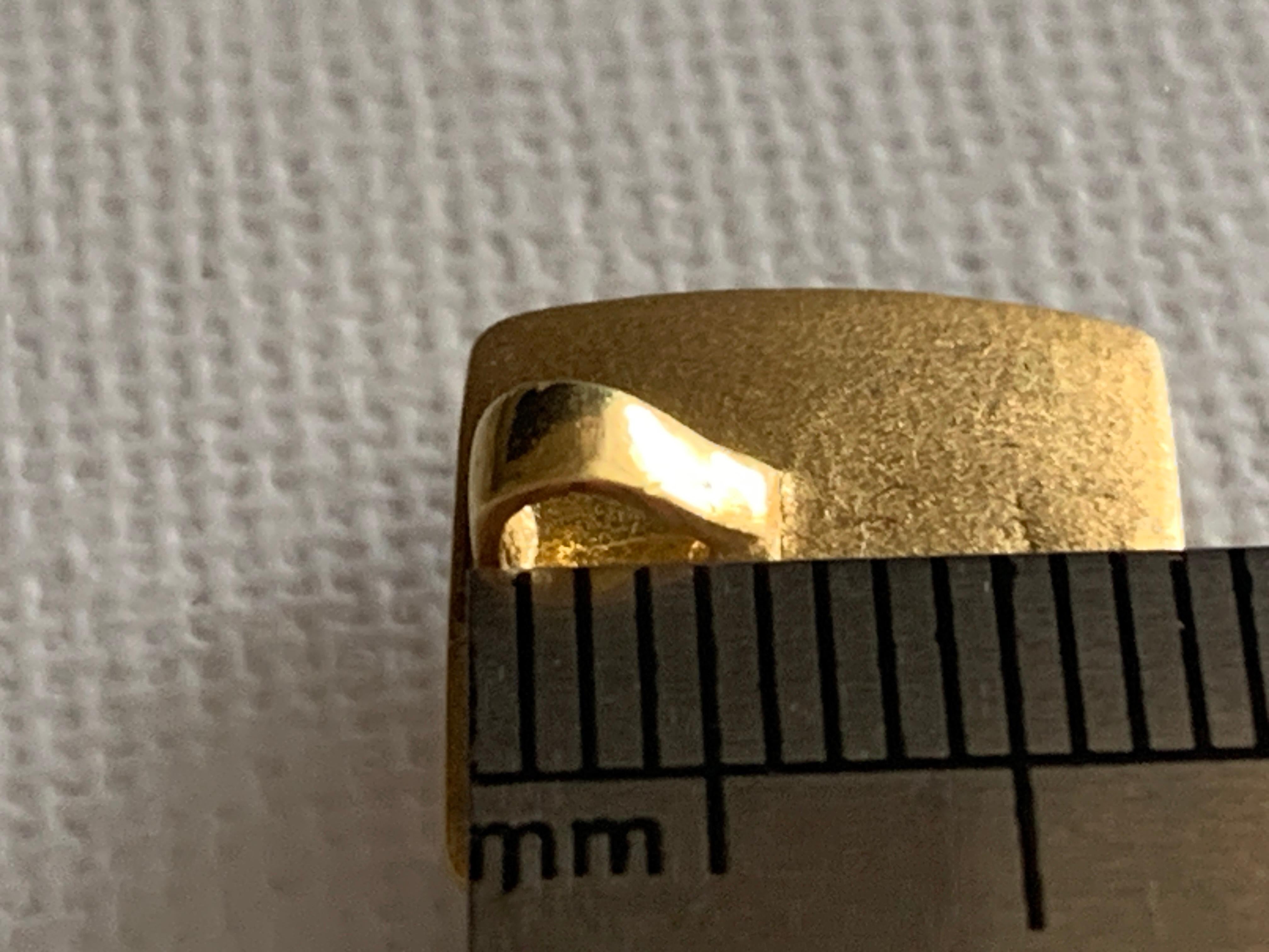 Ciondolo artigianale contemporaneo in oro 18ct 750 in vendita 2