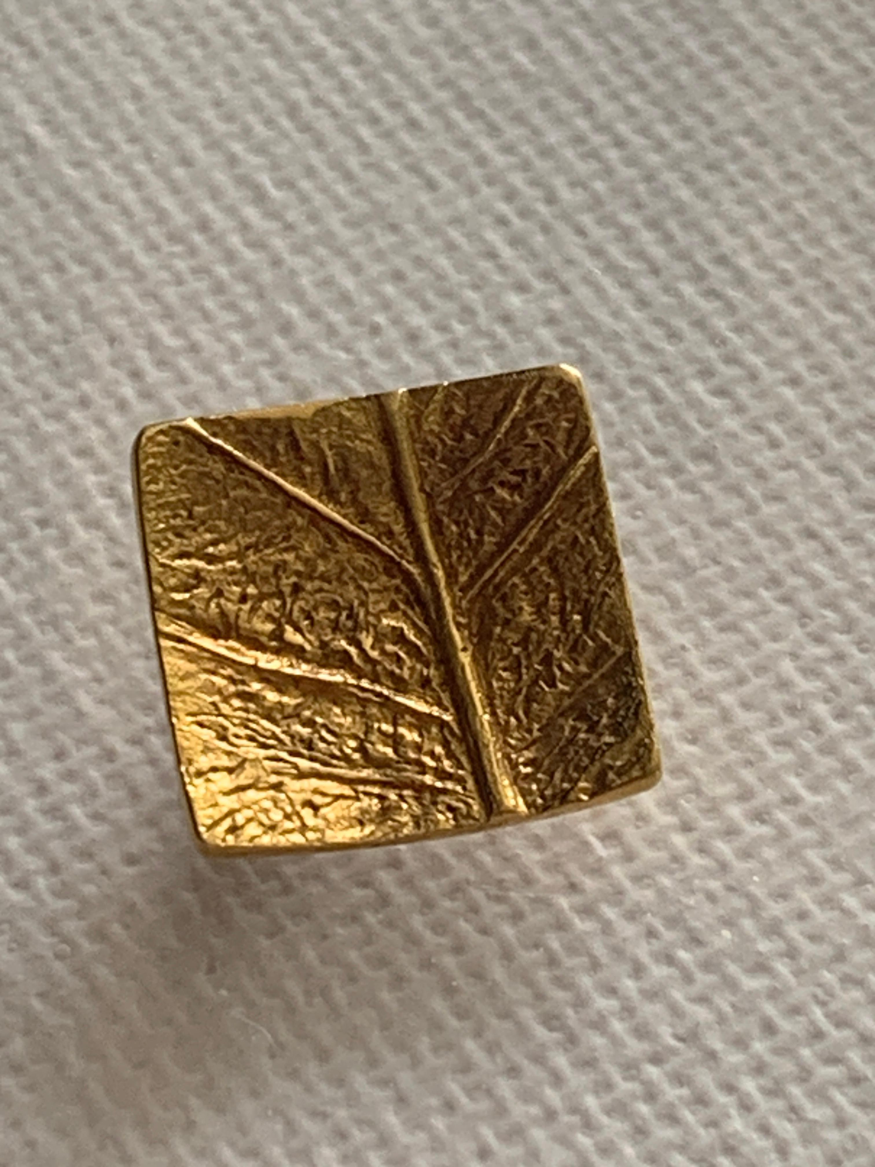 Ciondolo artigianale contemporaneo in oro 18ct 750 in vendita 3