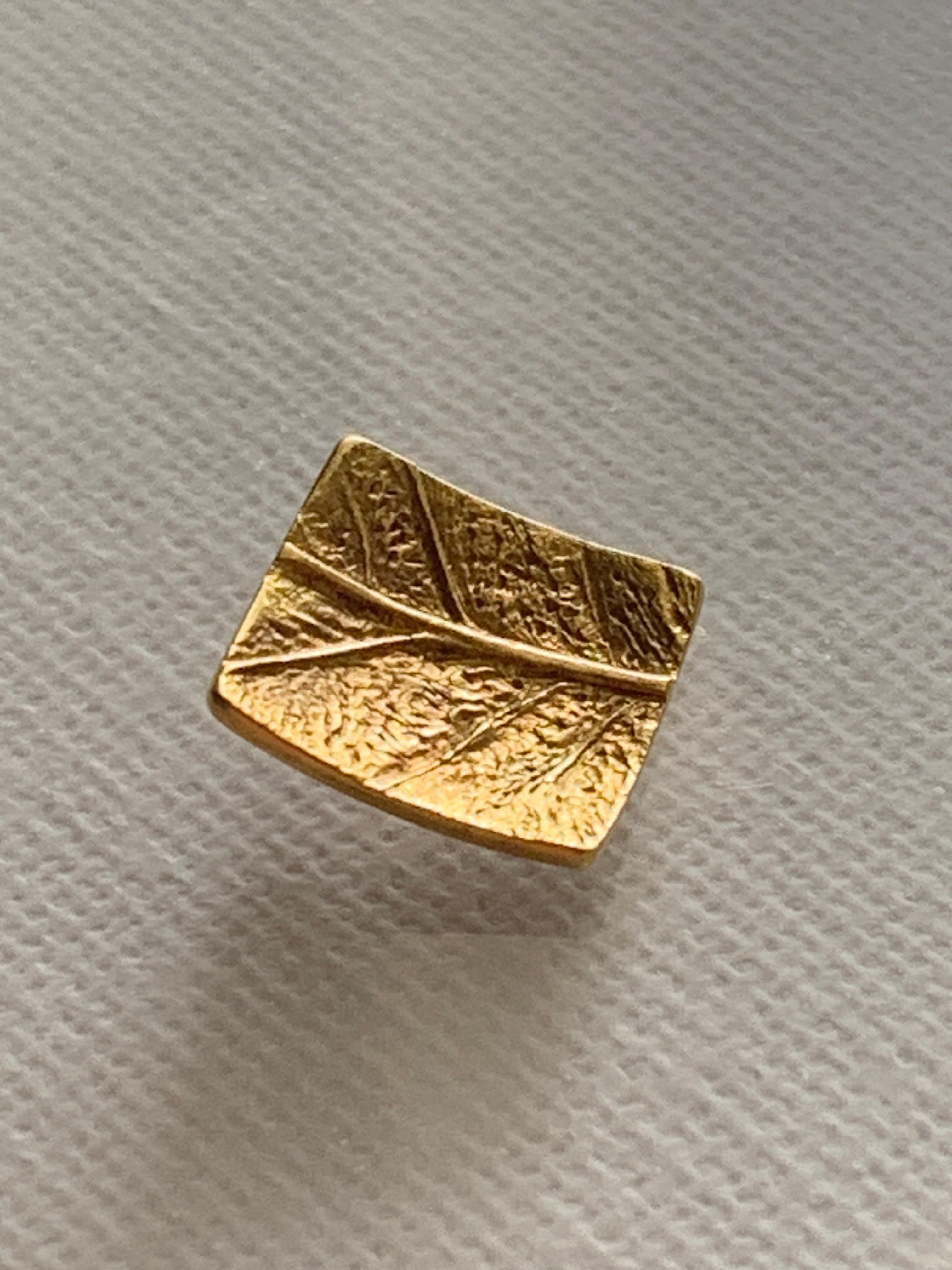 Ciondolo artigianale contemporaneo in oro 18ct 750 in vendita 4