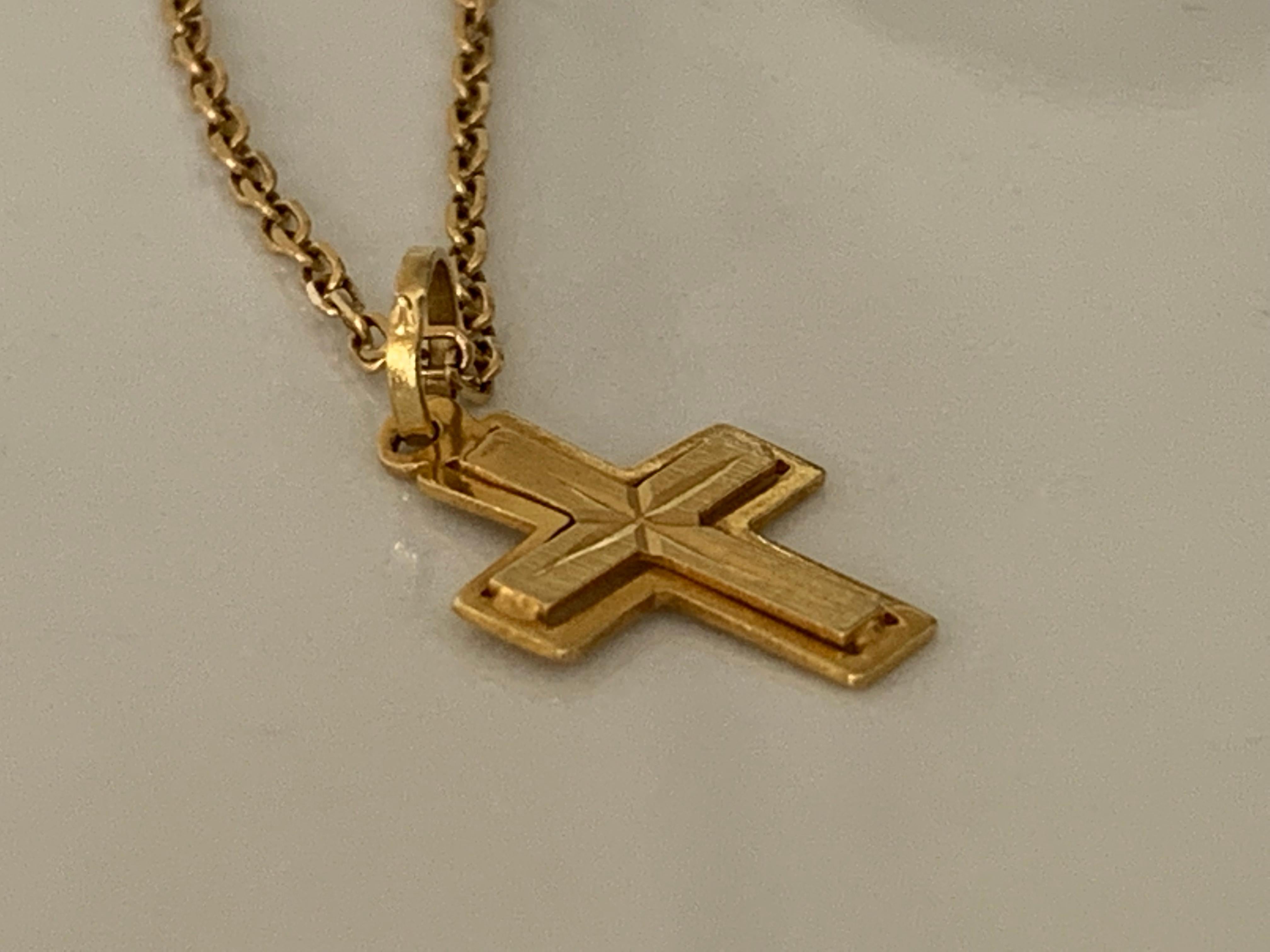 18ct 750 Gold Cross & 18ct Gold Chain In Good Condition For Sale In London, GB