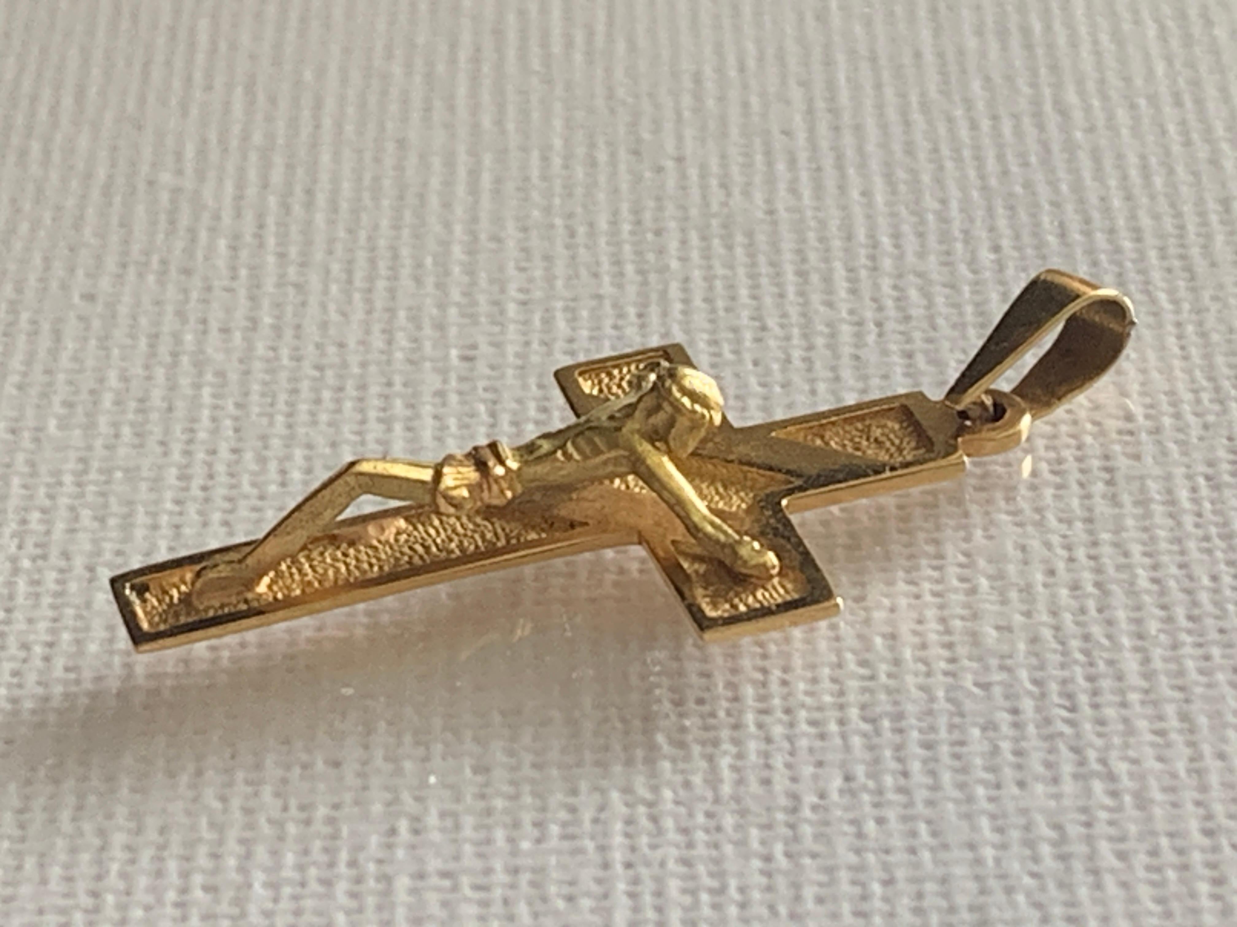 Crucifix en or 750 18ct
avec le nom 