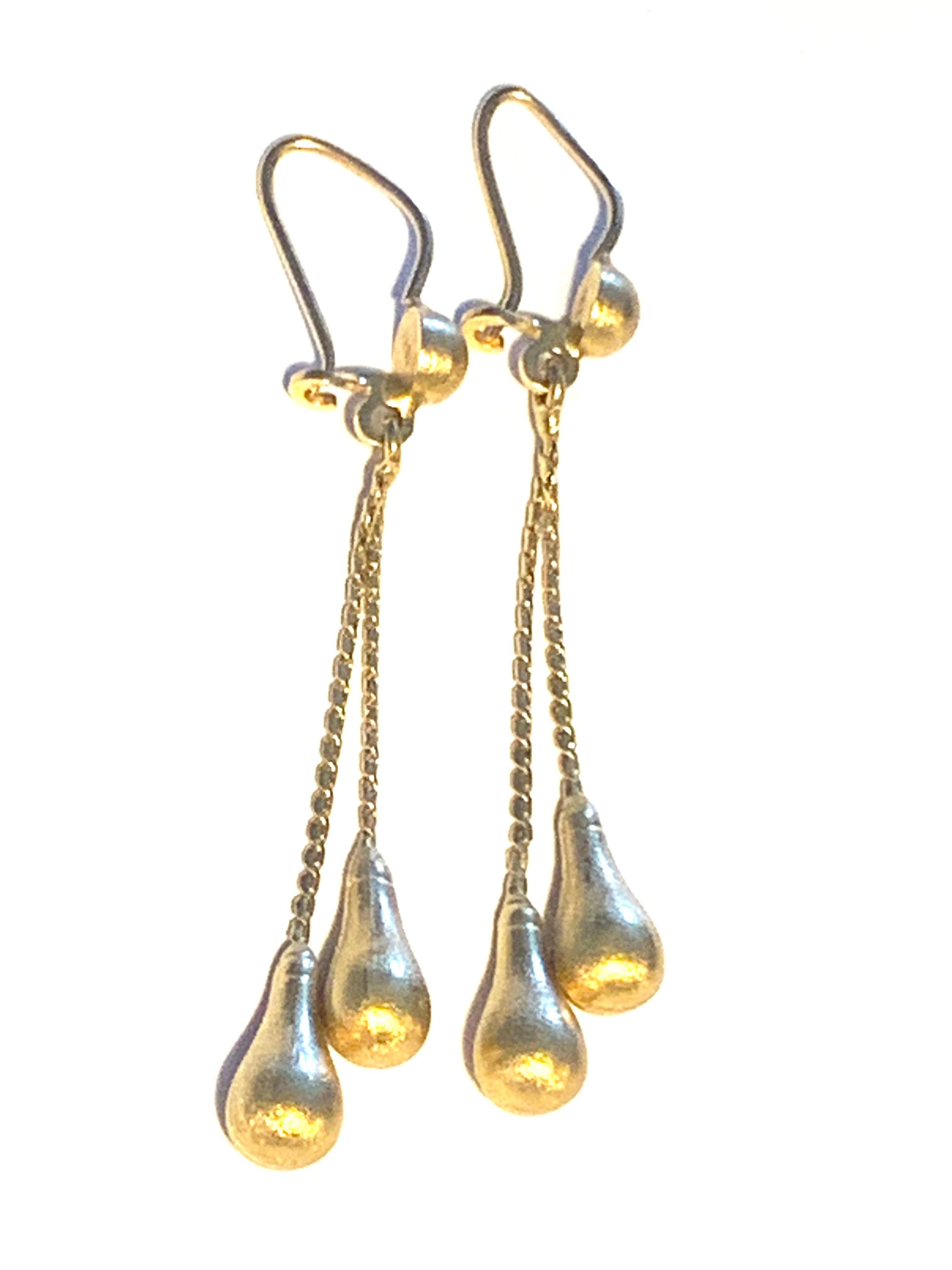 Beautiful Rare Vintage Circa 1970s
18ct 750 Gold Earrings
Dangle droplet Earrings
Stamped 18k
Droplets have a sandblast surface finish
and are solid - not hollow
that gives the earrings a weighty swing movement when worn

Actual length of chain &