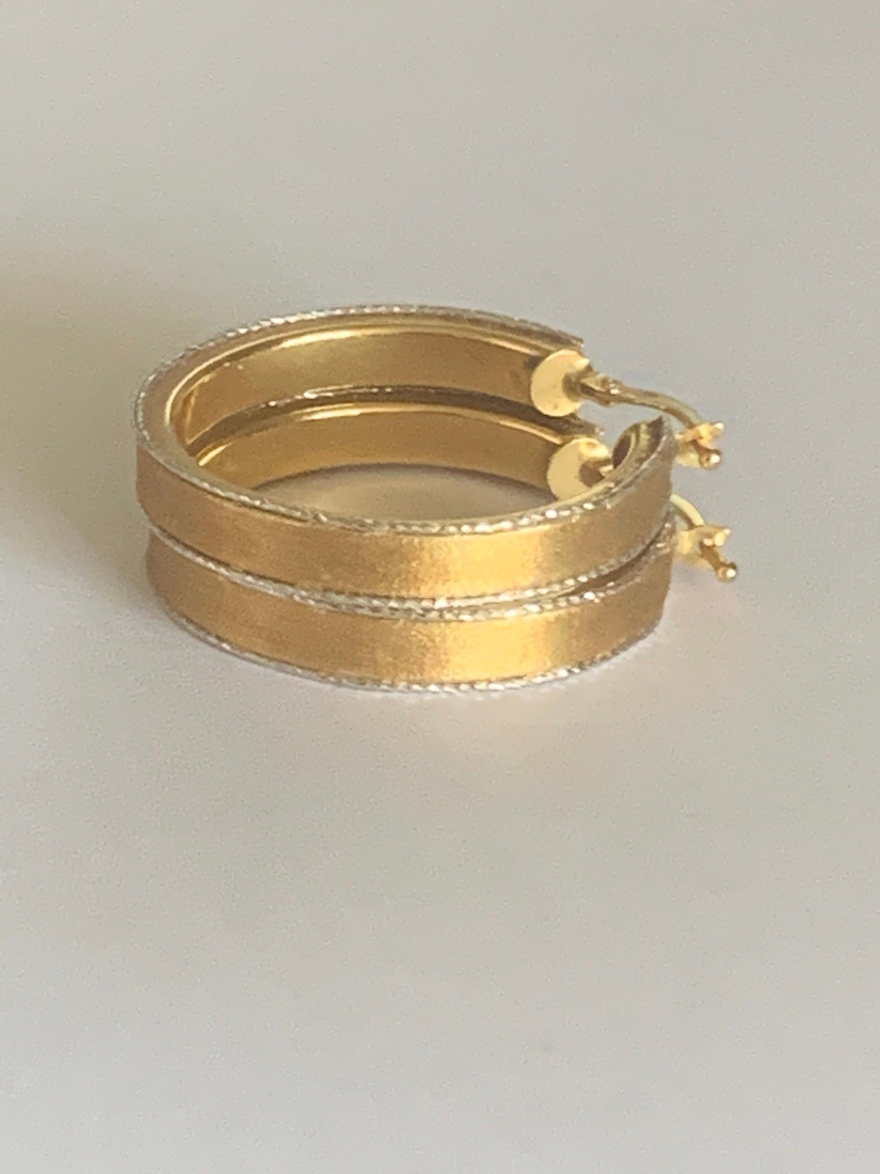 18ct 750 Gold Glittering Earrings In Good Condition For Sale In London, GB
