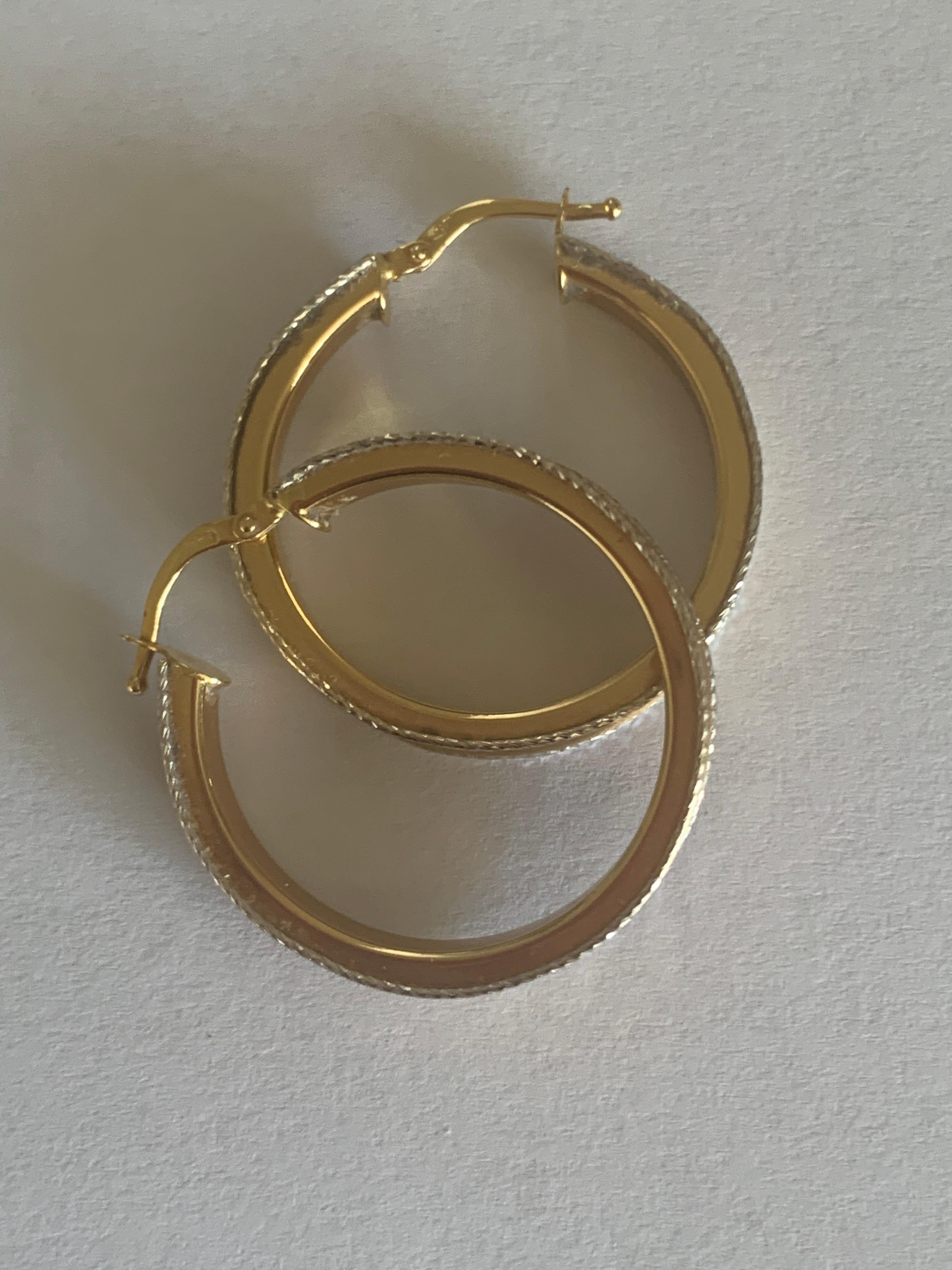 18ct 750 Gold Glittering Earrings For Sale 1