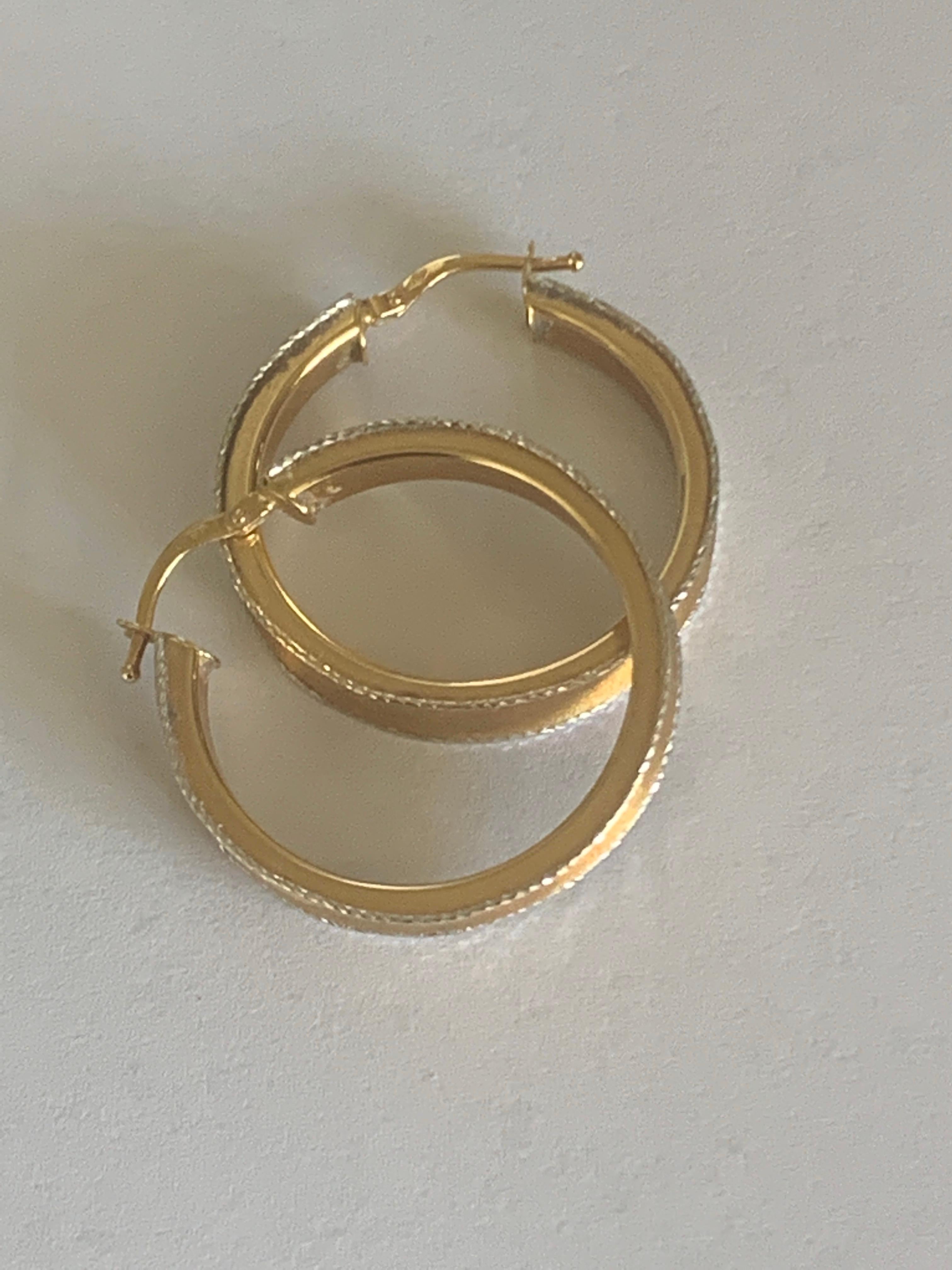 18ct 750 Gold Glittering Earrings For Sale 2