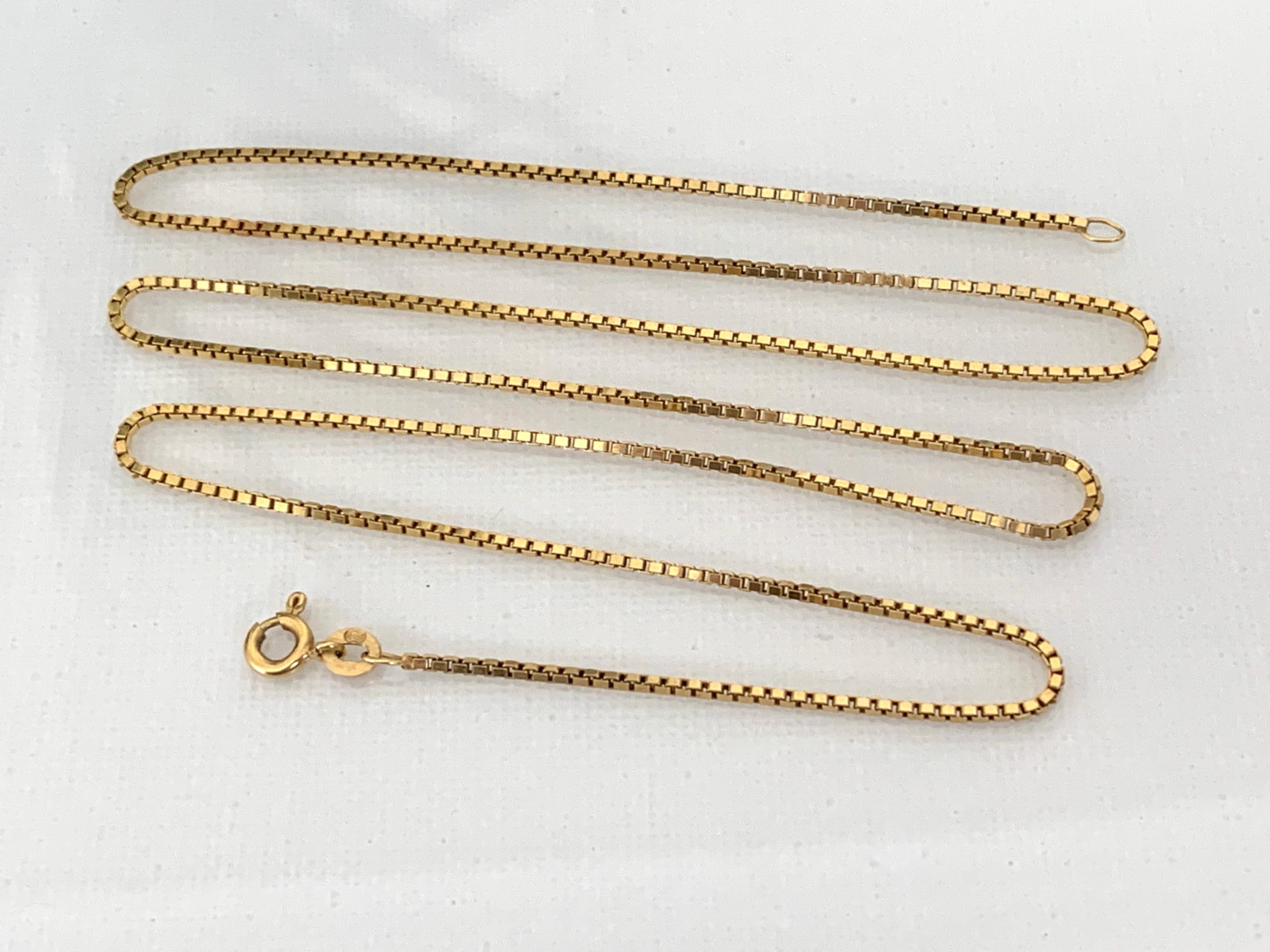 Catena in oro 750 18ct a forma di scatola da 23,5 pollici
Da Orafi Italiani UnoAerre

La catena è dotata di una targhetta che attesta che il contenuto d'oro di questa catena è oro massiccio 18ct.
Timbro 750  1 AR - registrare il marchio della