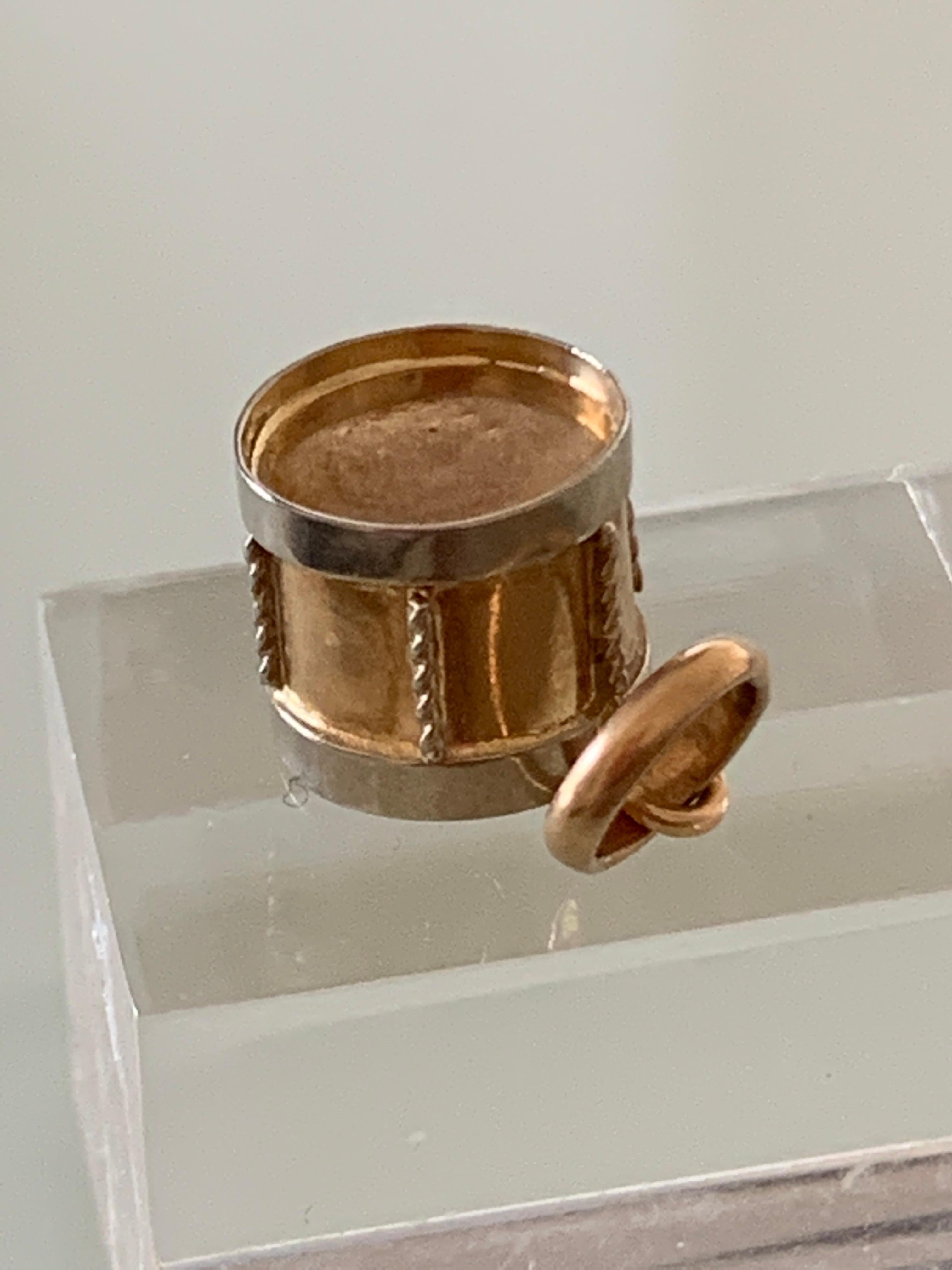 18ct 750 Gold Charm
Drum Design
Stamped 750 on bail and AR1 ( Italian province Arezzo)
Circa 1948 - 1968
Weight 2.48 grams ( item is hollow)
Size 10mm x 10mm (approx)