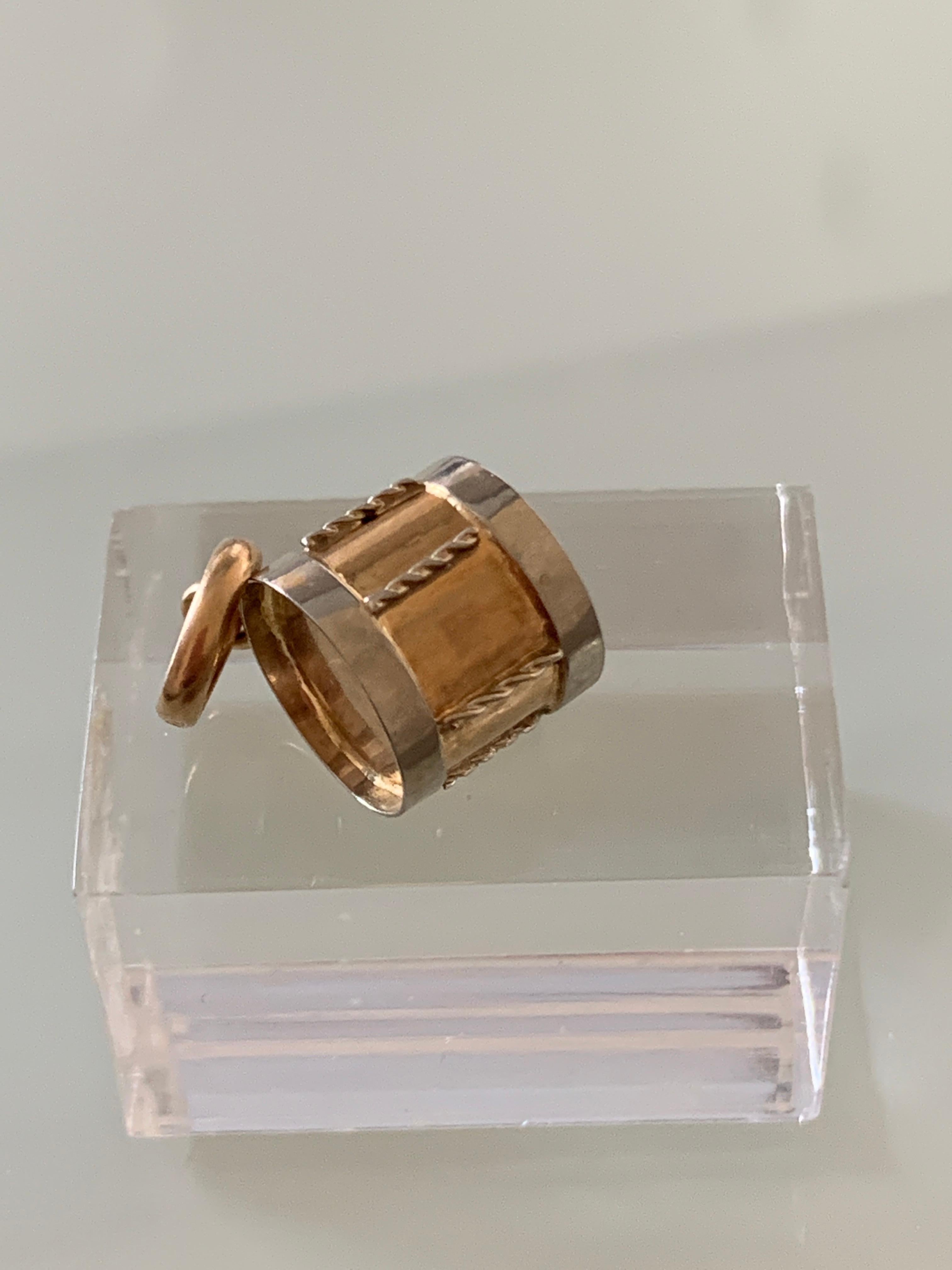 18ct 750 Gold Italian Drum Charm In Good Condition For Sale In London, GB
