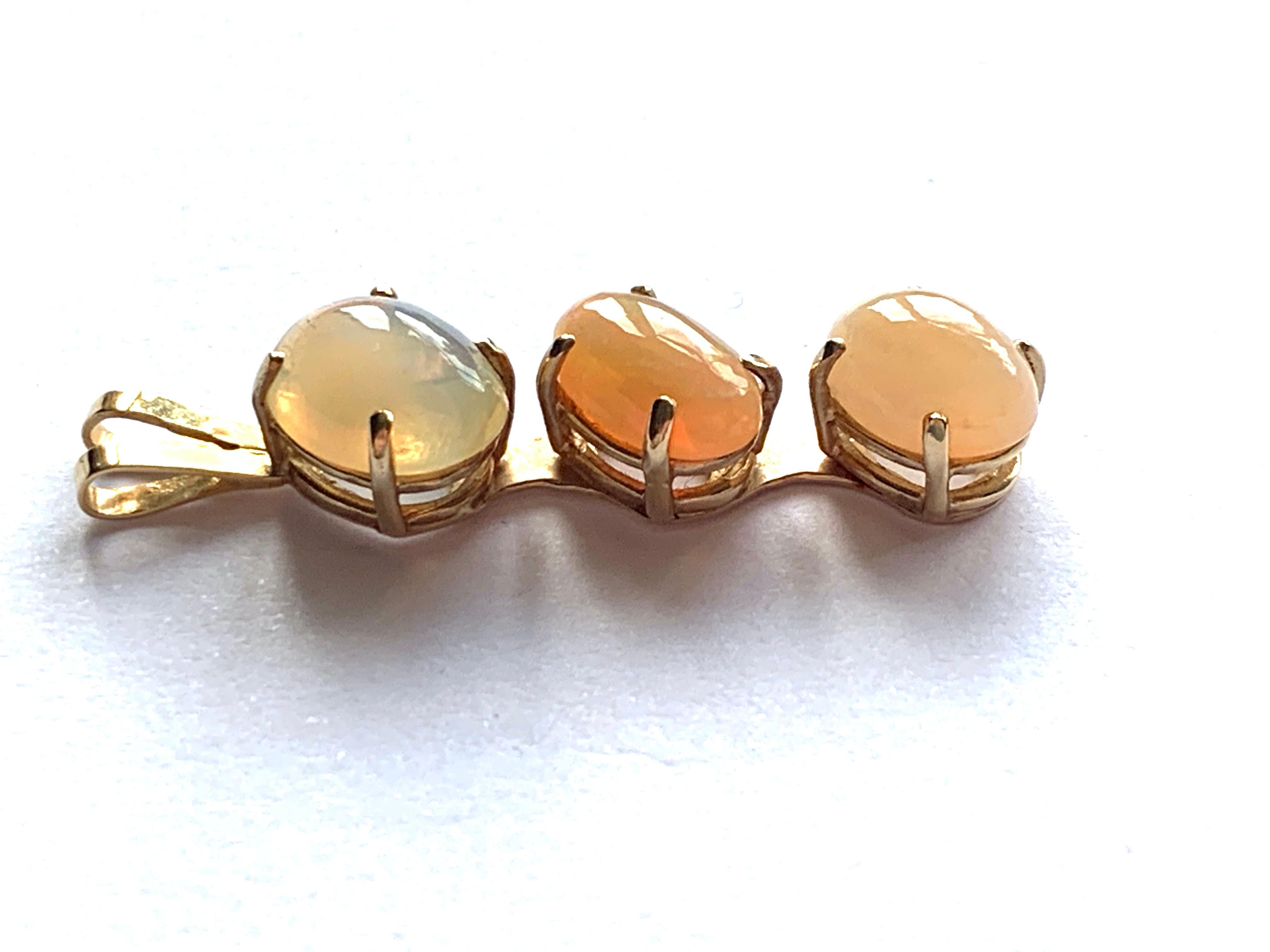 Taille ovale Pendentif grand trio d'opales en or 750 millièmes (18ct) en vente