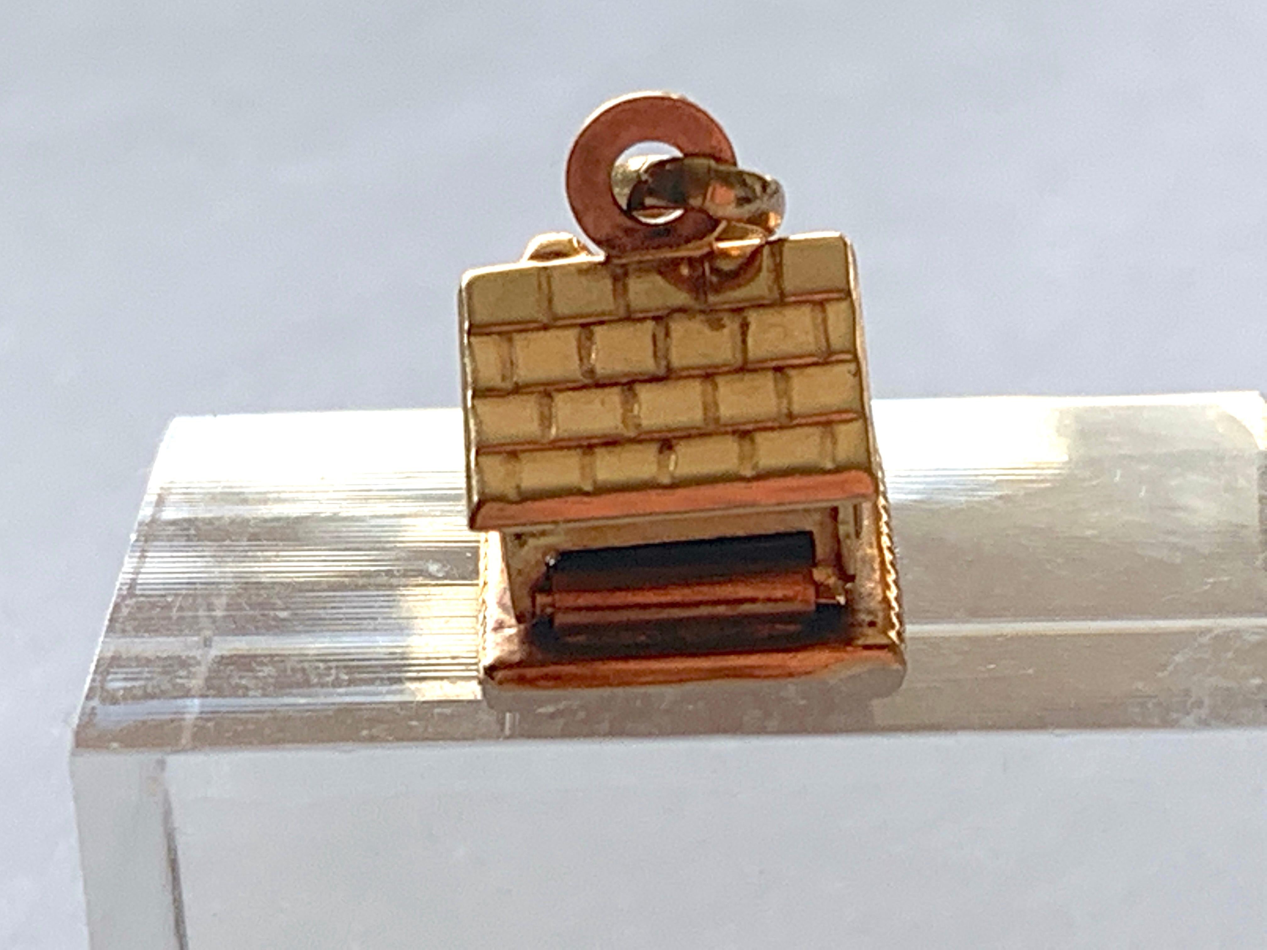 18ct 750 Gold Swiss Chalet Charm by Unoaerre In Good Condition In London, GB
