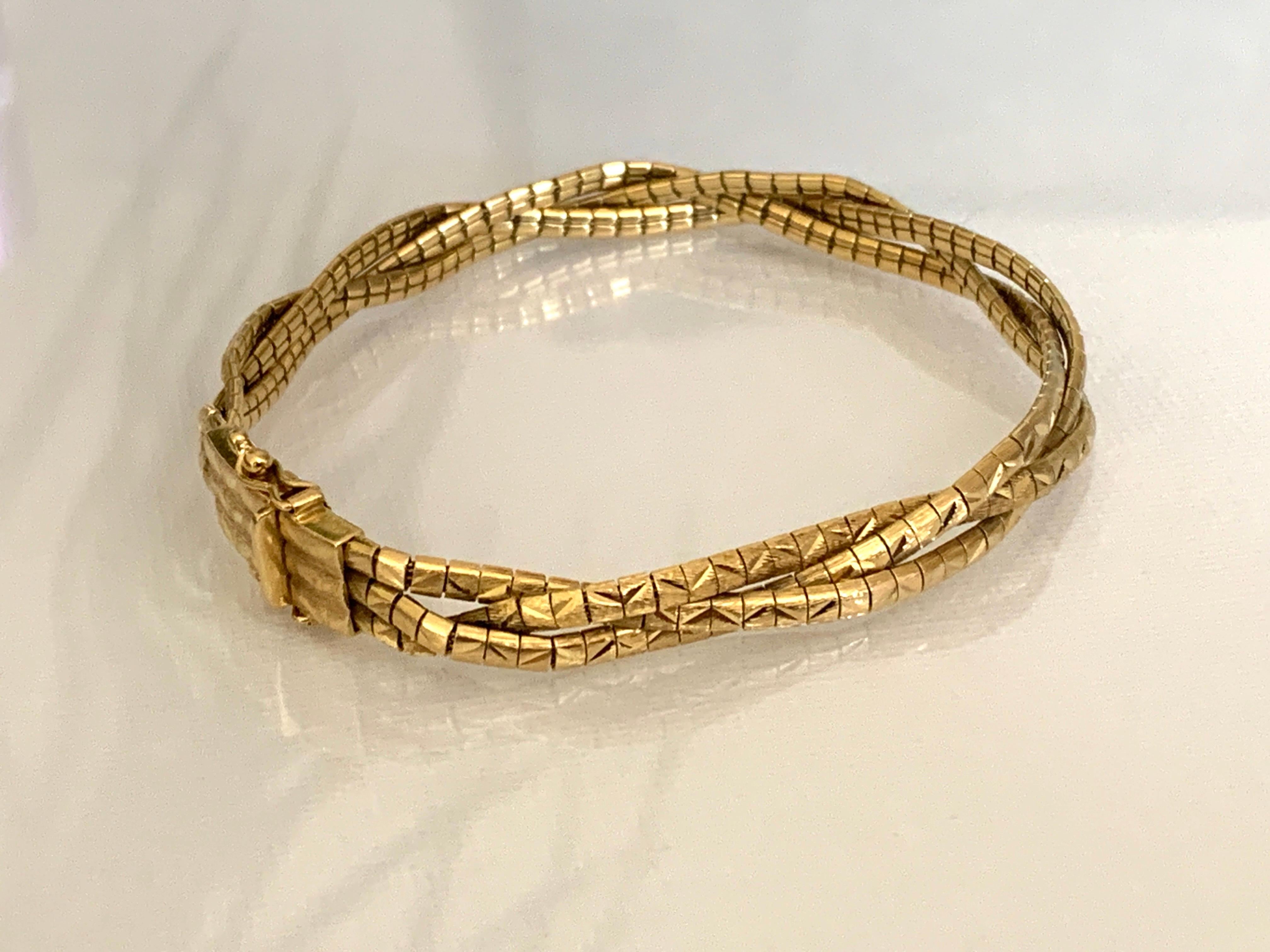Bello
Bracciale Trio in oro 18ct 750
Circa anni '50
con design inciso in superficie che cattura la luce 
rifinito con una pesante chiusura di sicurezza 
con clip di sicurezza su entrambi i lati.

Il design è un classico senza tempo di qualità