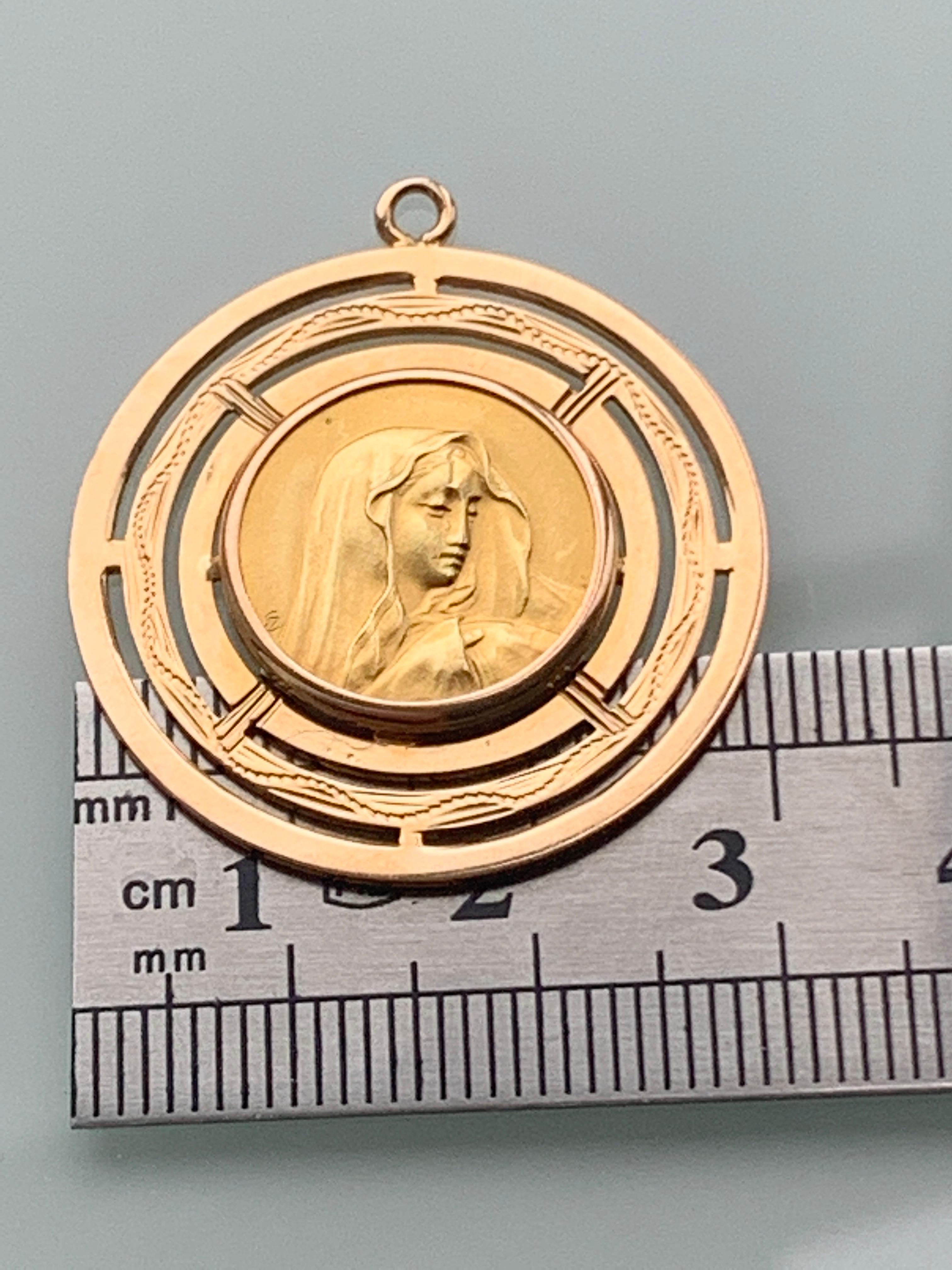 18ct 750 Gold Vintage Religious pendant In Good Condition For Sale In London, GB