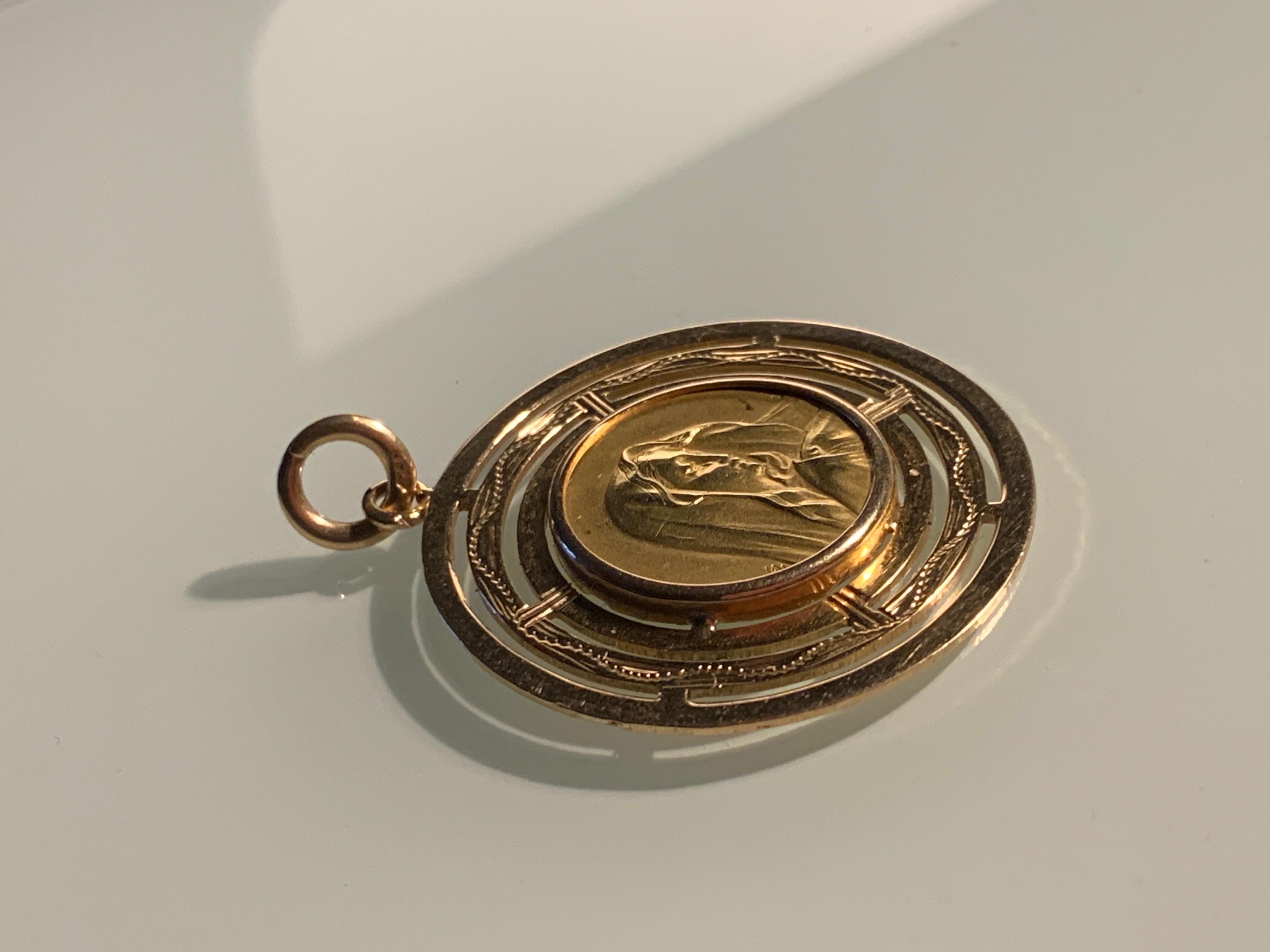 Women's or Men's 18ct 750 Gold Vintage Religious pendant For Sale