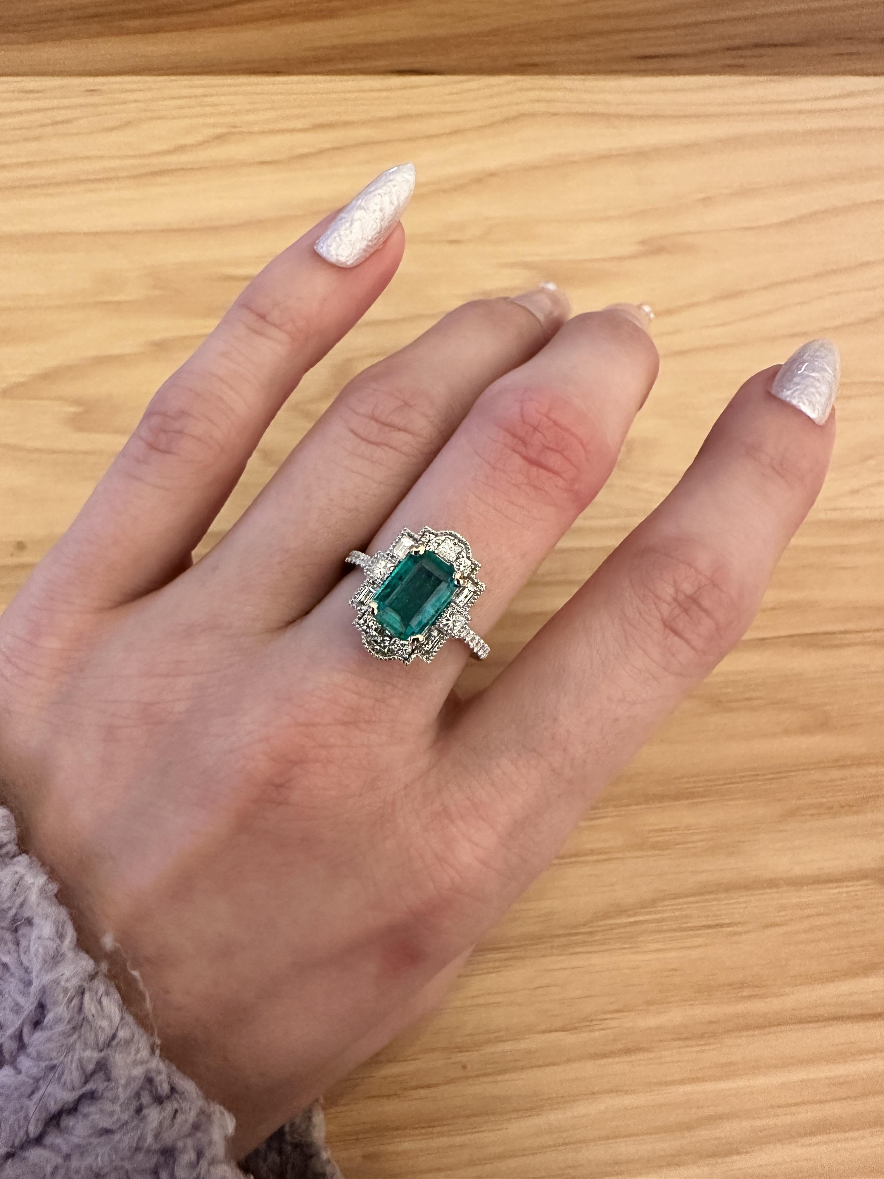 Dieser wunderschöne Ring besteht aus einem 1,84 Karat schweren kolumbianischen Smaragd mit Maserung und natürlichen Diamanten aus dem Bergbau, die alle in massivem 14-karätigem Gold gefasst sind. Dieser Ring ist ein schönes Geschenk für Ihre