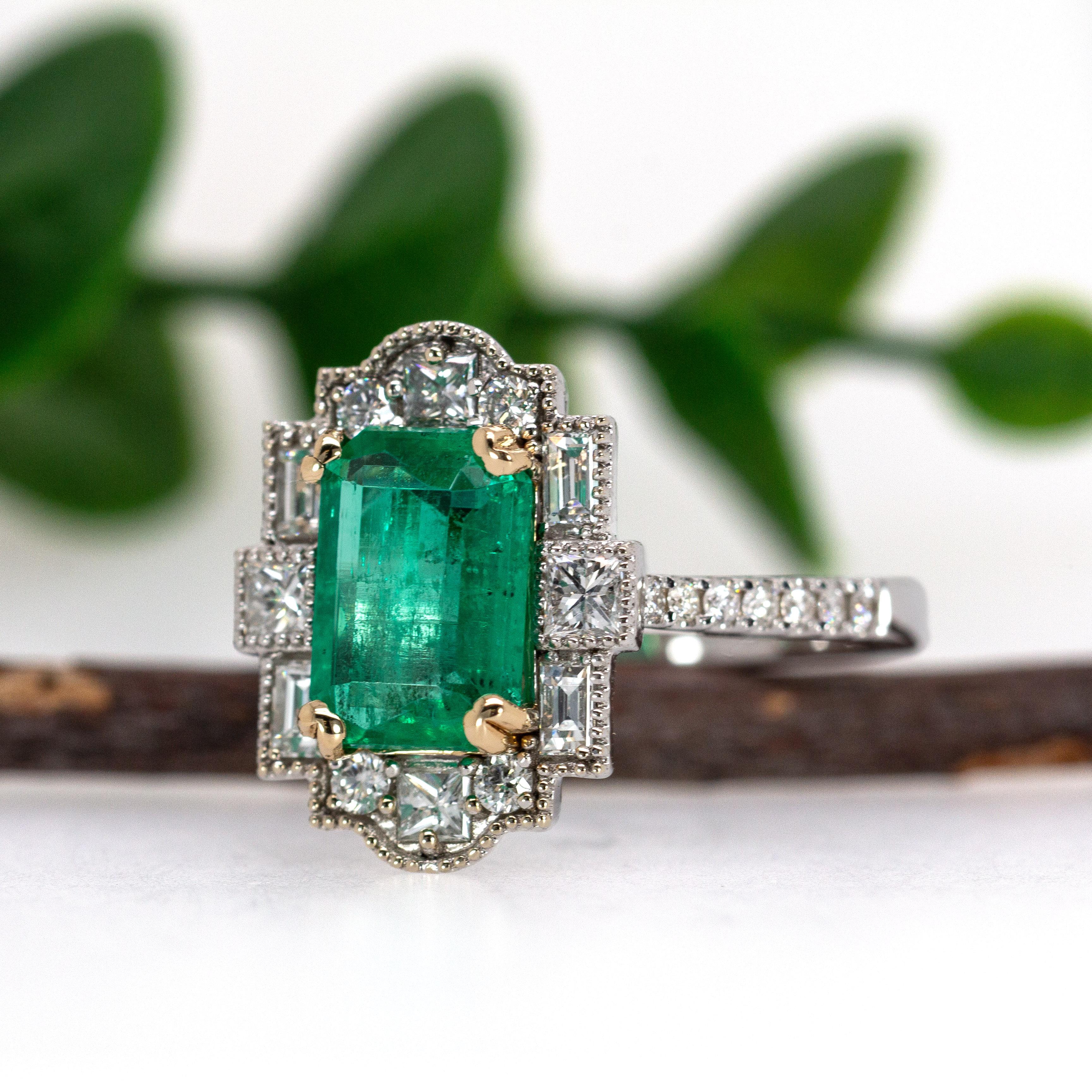 Taglio smeraldo Anello con smeraldo colombiano da 1,8 carati e accenti di diamanti naturali in oro 14K  EM 9x6mm in vendita