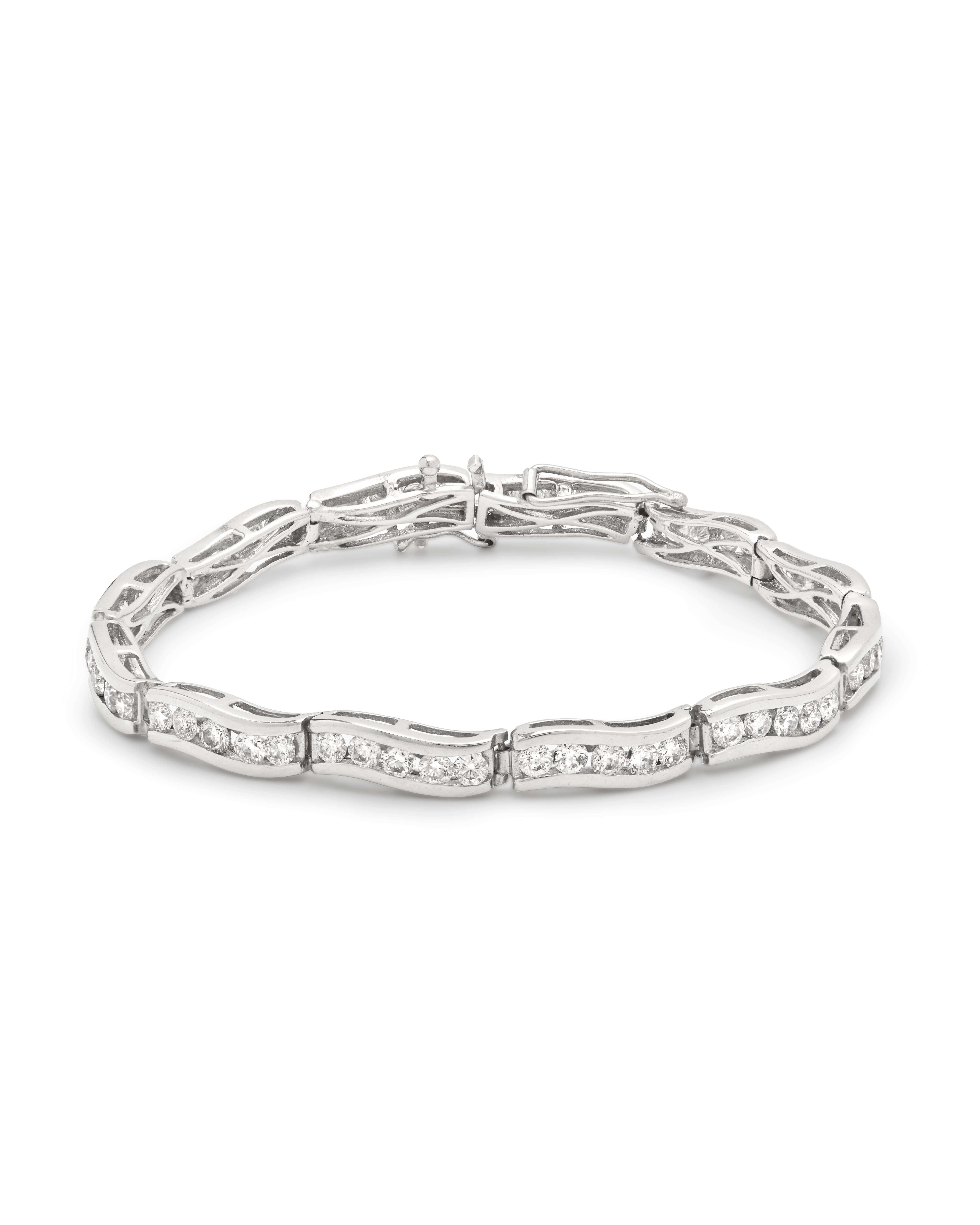 Bracelet vague en or blanc 18ct serti de diamants 

Bracelet serti de diamants
Chaque maillon serti de diamants taillés en brillant est de forme ondulée et se termine par un fermoir dissimulé à double sécurité.

Serti d'environ 2,00-2,30ct de