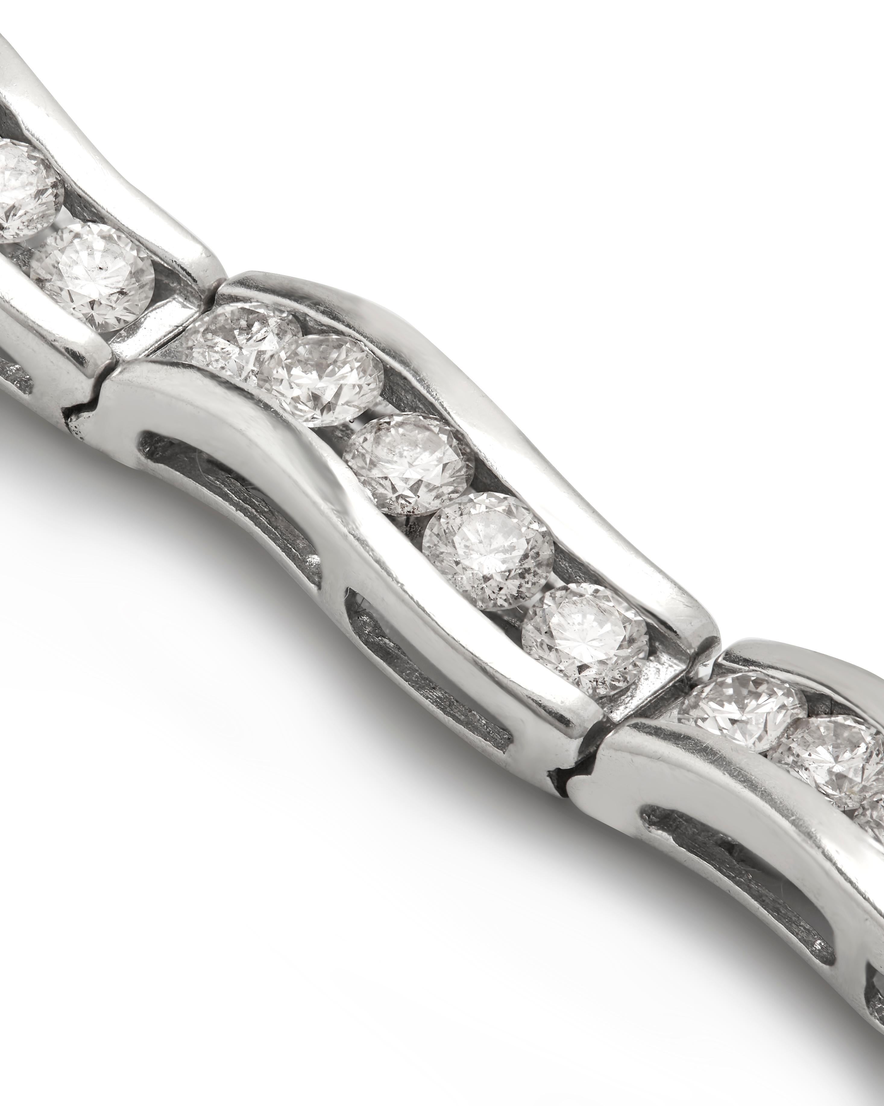 Contemporain Bracelet vague en or blanc 18ct serti de diamants en vente