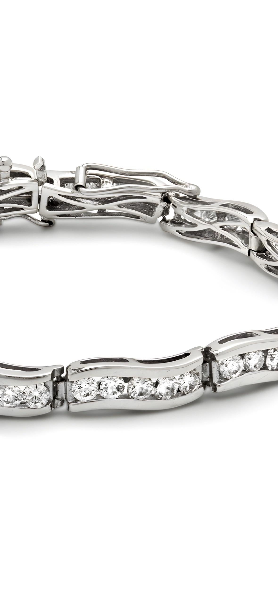 Taille brillant Bracelet vague en or blanc 18ct serti de diamants en vente