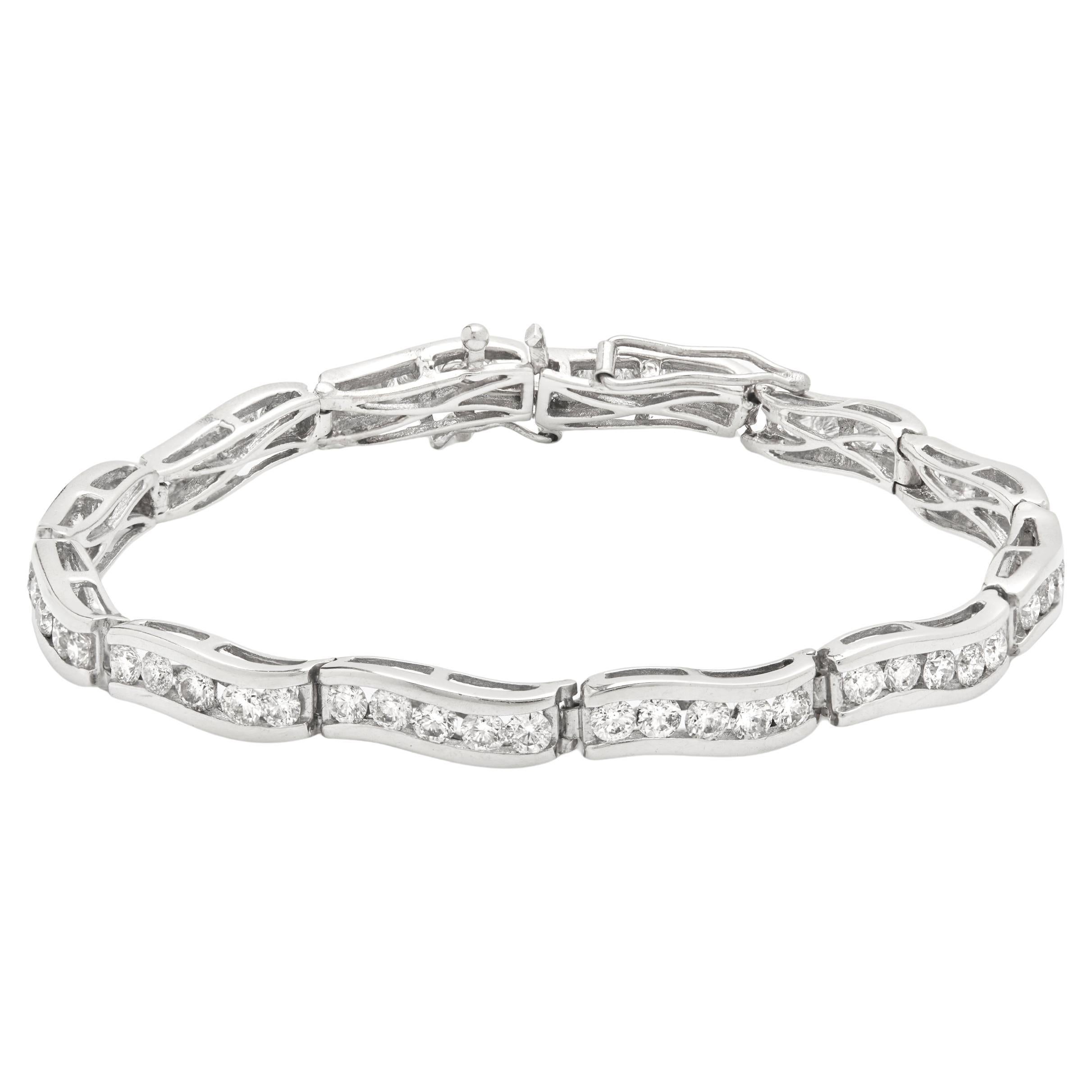 18ct Contemporary White gold diamond-set wave bracelet